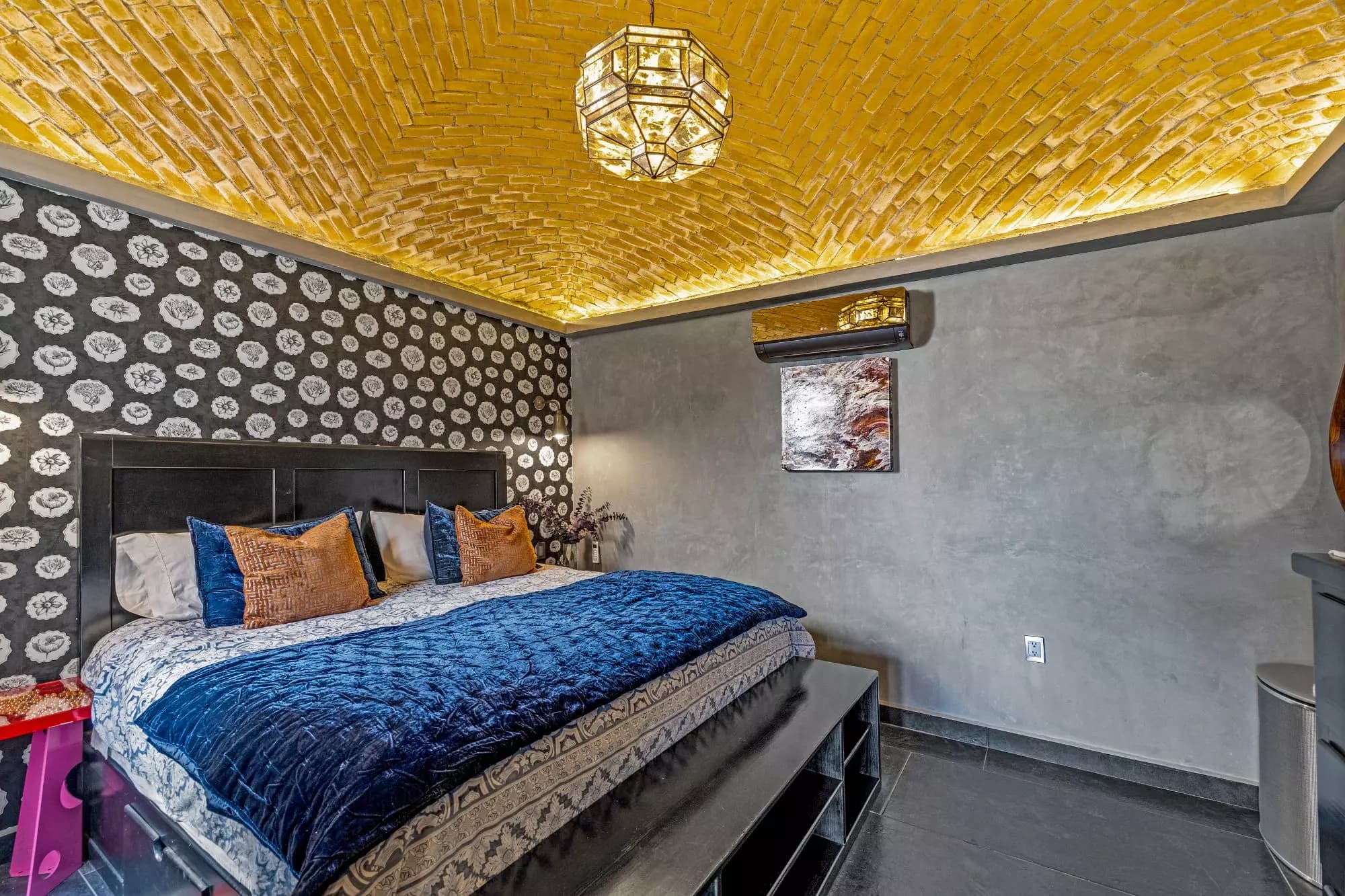 Penthouse Quebrada — San Miguel de Allende Centro, San Miguel de Allende — photo 13 — luxurious master suite with golden ceiling