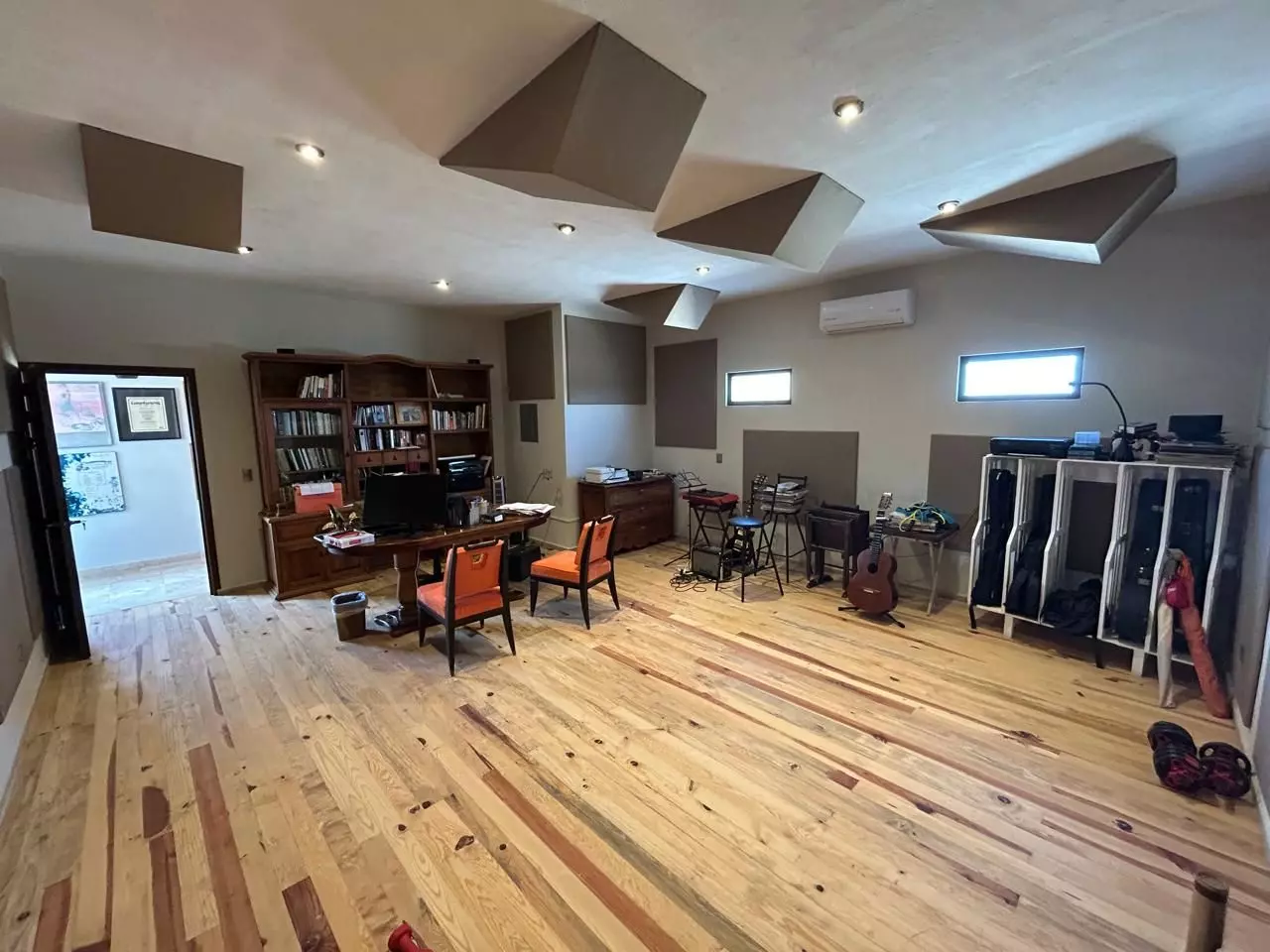 Premium Country Estate Sosnabar — Sosnabar, San Miguel de Allende — photo 3 — sophisticated creative studio with soaring ceilings