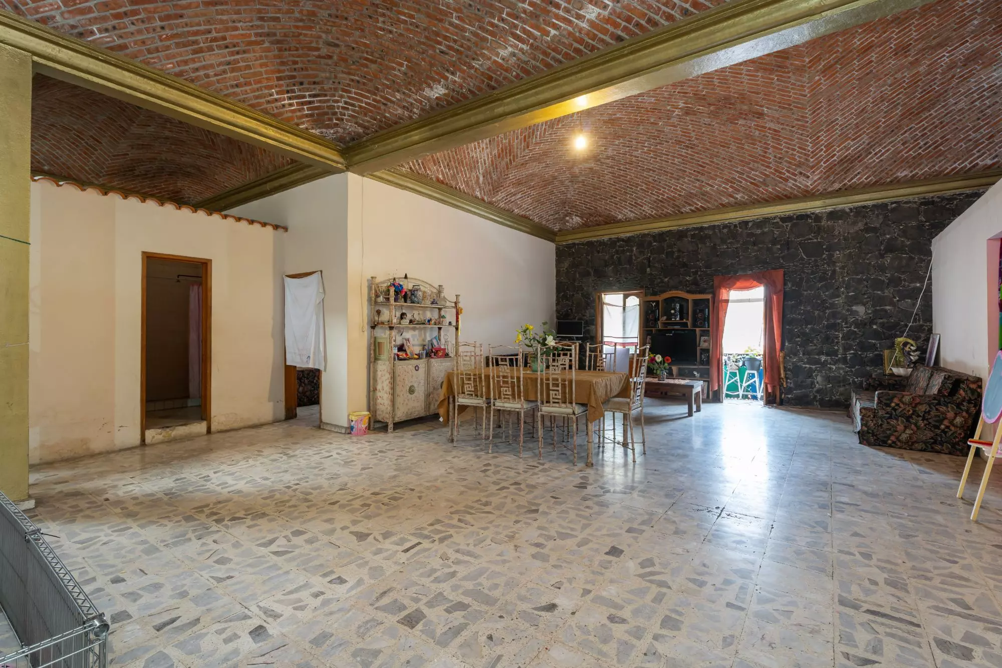 Aurora 30 — Aurora, San Miguel de Allende — photo 5 — expansive, sun-filled colonial living space