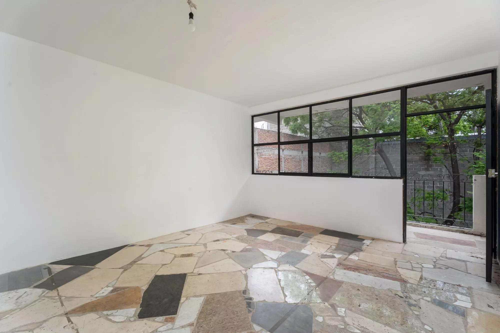 Aurora 30 — Aurora, San Miguel de Allende — photo 8 — luminous studio with industrial-chic windows