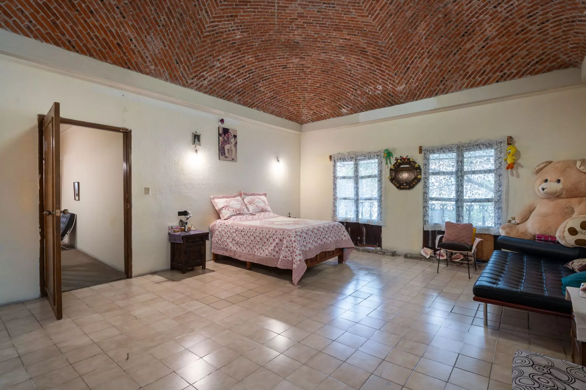 Aurora 30 — Aurora, San Miguel de Allende — photo 15 — soaring brick vault, luminous sanctuary