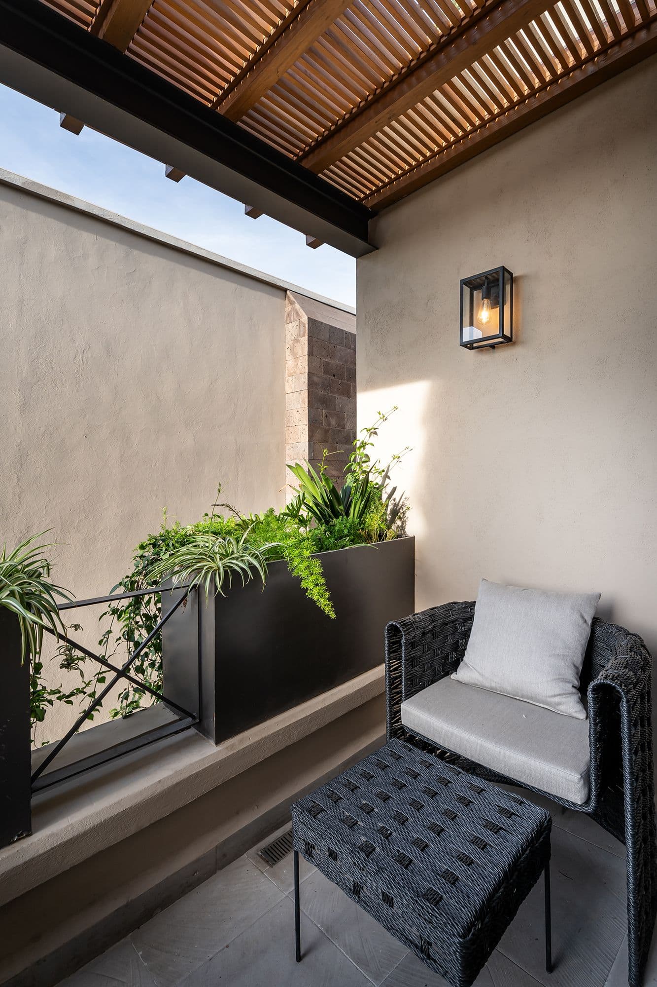 Le Cottage Penthouse #9 — Centro, San Miguel de Allende — photo 12 — serene courtyard oasis, contemporary comfort