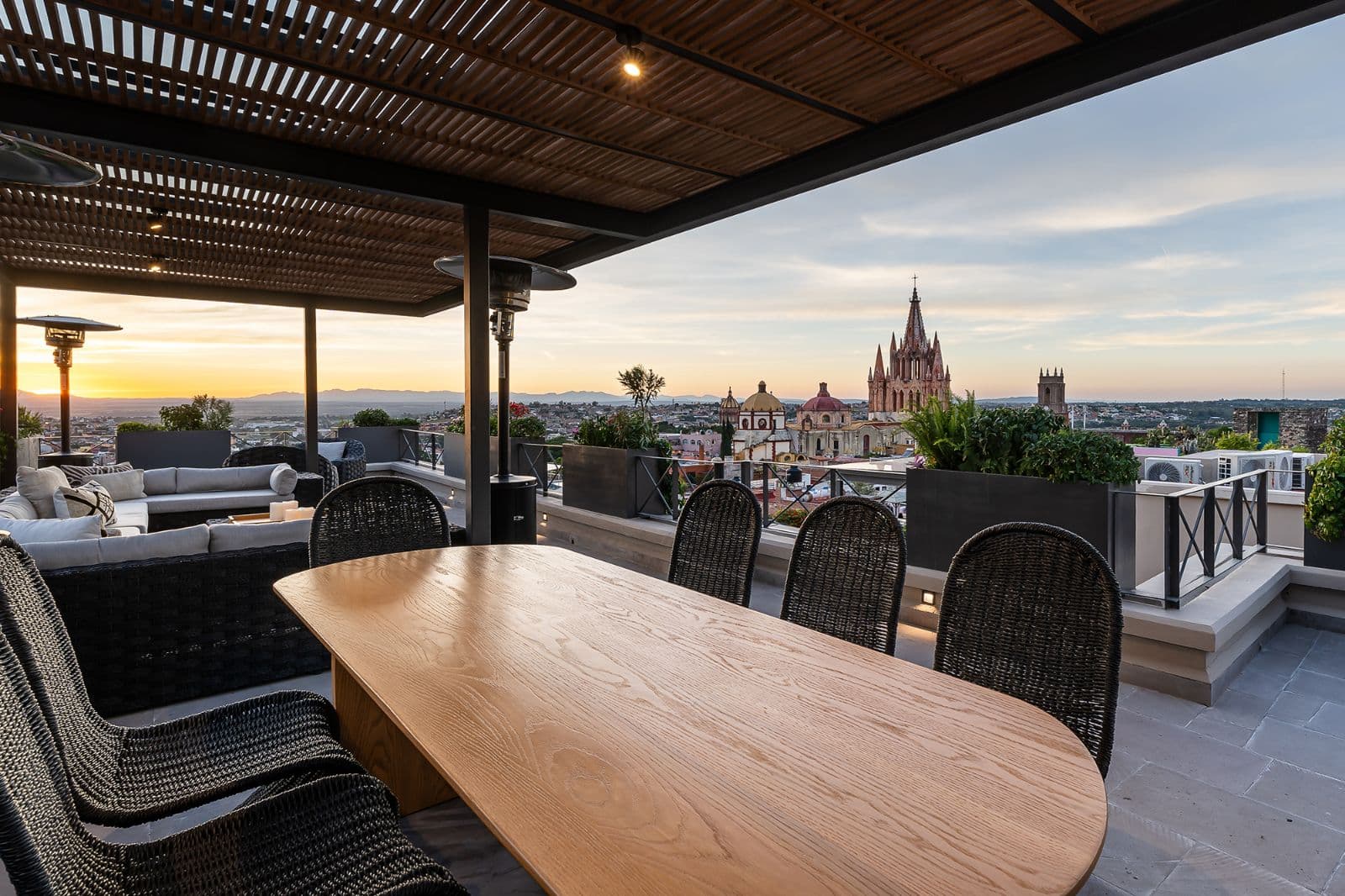 Le Cottage Penthouse #9 — Centro, San Miguel de Allende — photo 24 — sunset rooftop terrace, iconic cathedral views