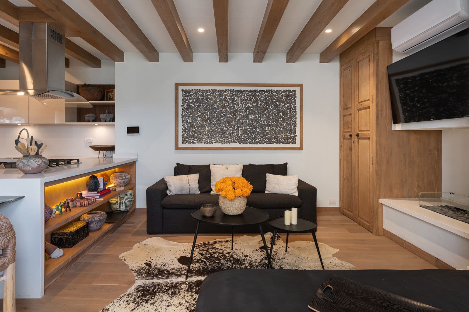 Le Cottage Penthouse #9 — Centro, San Miguel de Allende — photo 6 — contemporary loft, rustic beams, sophisticated