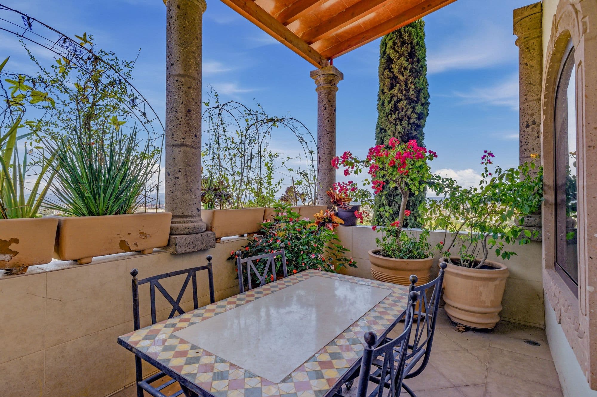 Casa Arie — Caracol, San Miguel de Allende — photo 4 — charming rooftop terrace with flourishing gardens