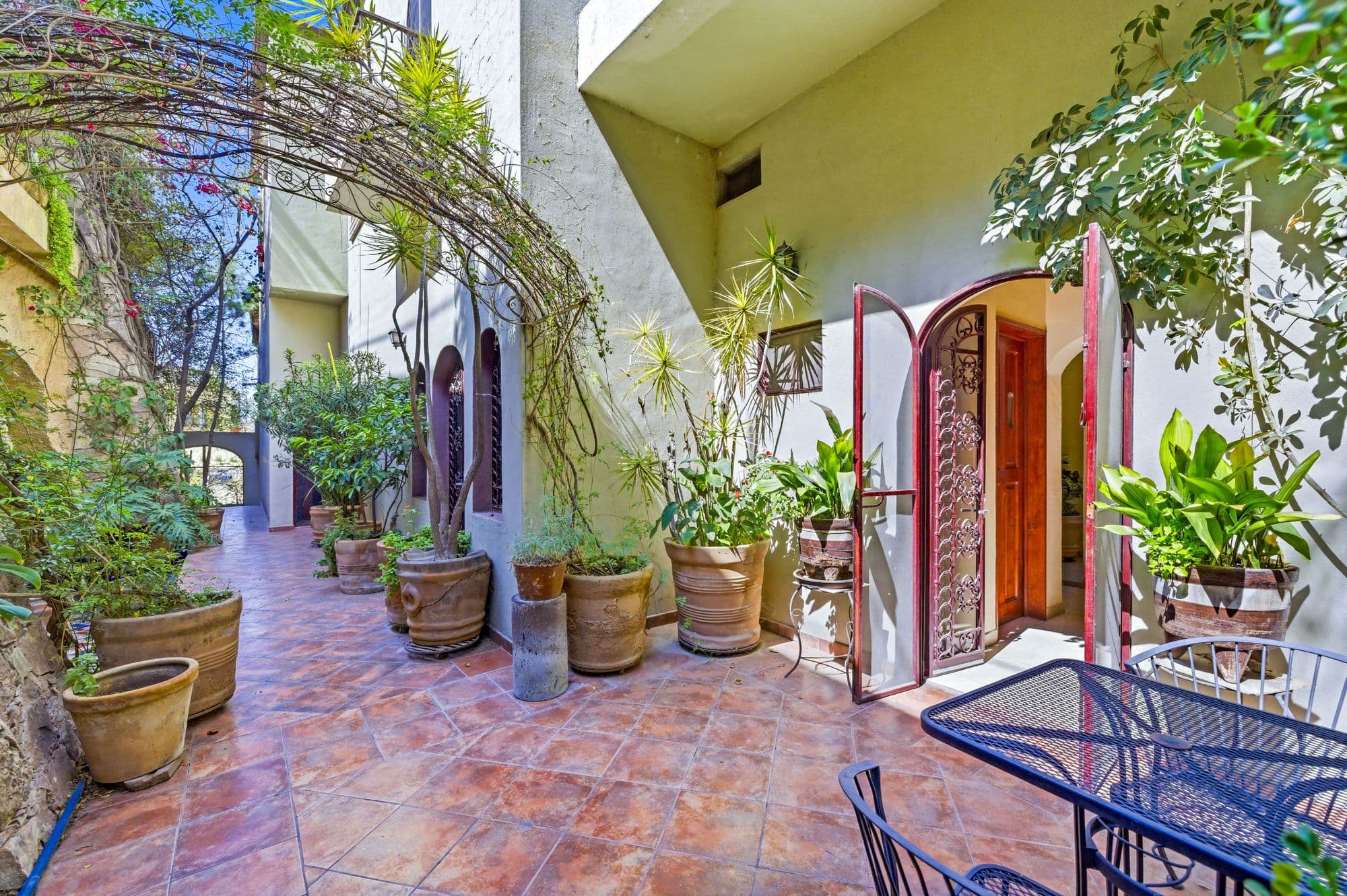 Casa Arie — Caracol, San Miguel de Allende — photo 5 — serene courtyard oasis, lush tropical garden