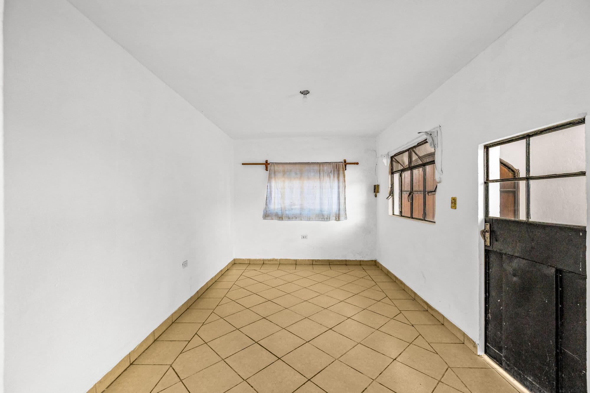 Casa Arias — La Palmita, San Miguel de Allende — photo 5 — bright, spacious room with authentic charm