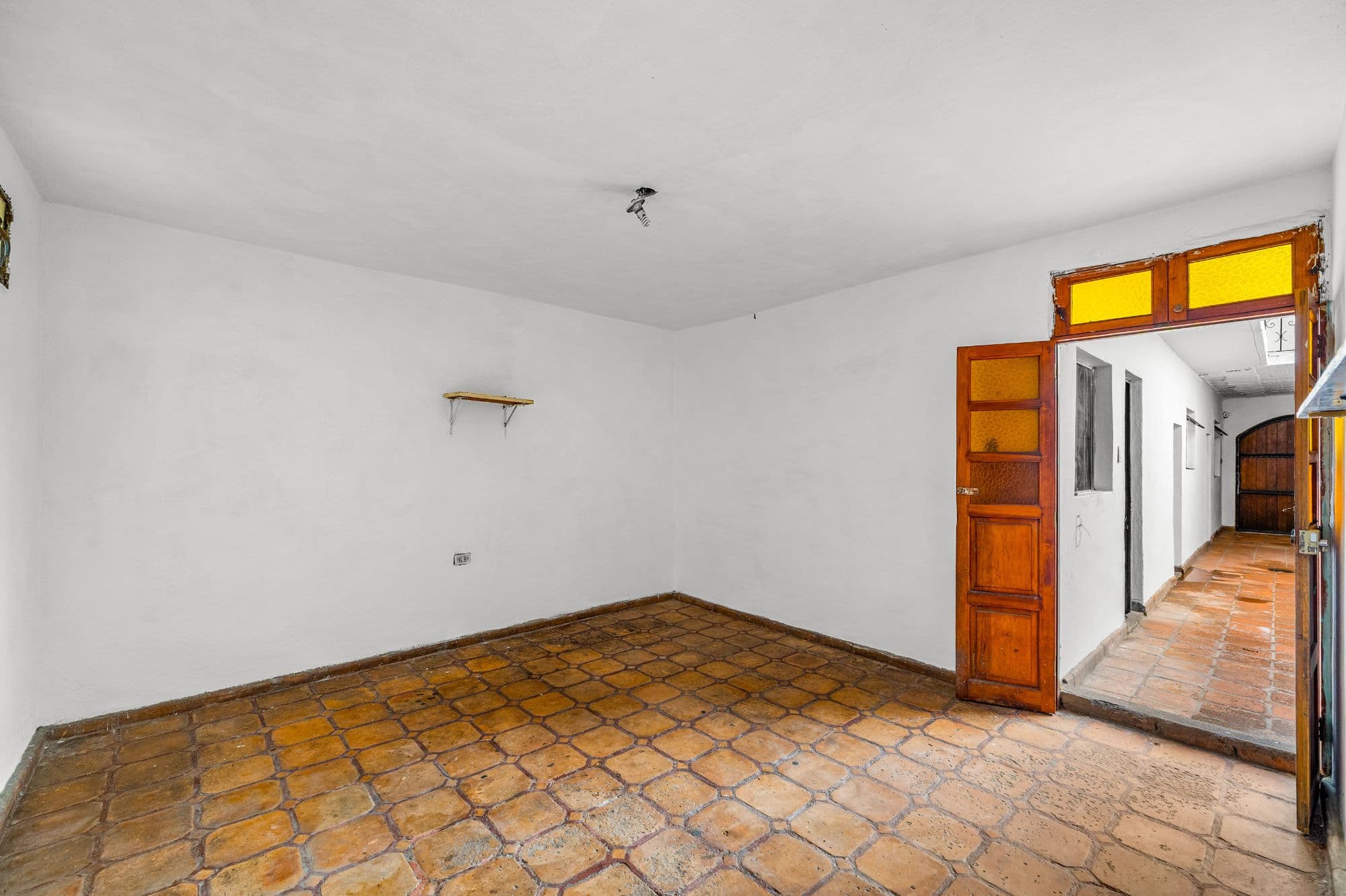 Casa Arias — La Palmita, San Miguel de Allende — photo 7 — spacious room, authentic terracotta floors