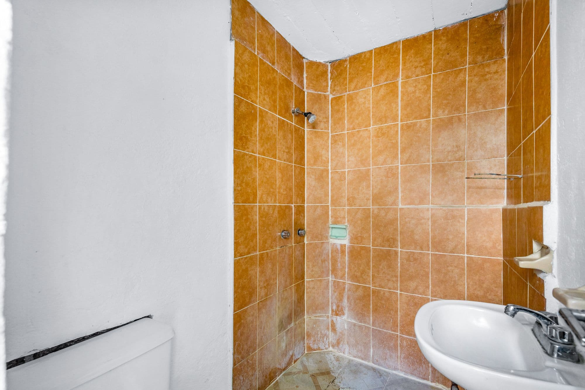 Casa Arias — La Palmita, San Miguel de Allende — photo 9 — charming terracotta tiled bathroom