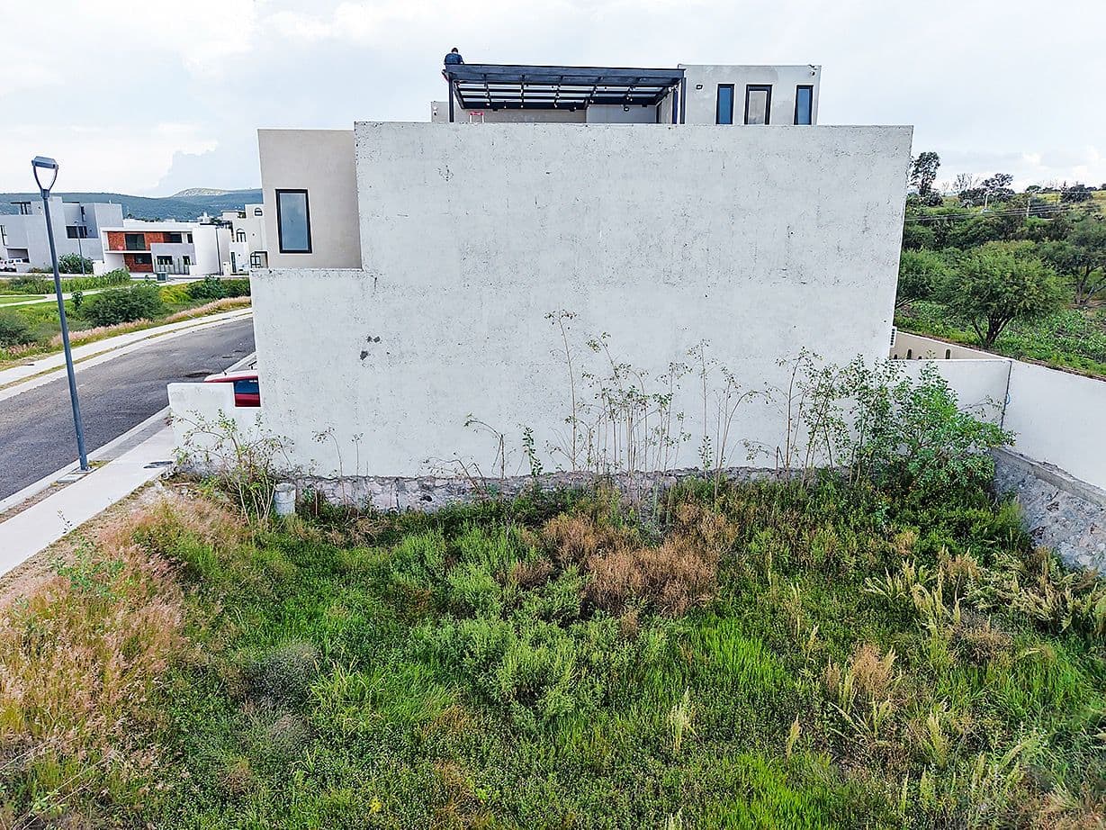 Zirándaro Lavanda Lot 7 — Zirándaro, San Miguel de Allende — photo 5 — stunning contemporary architecture, verdant landscaping