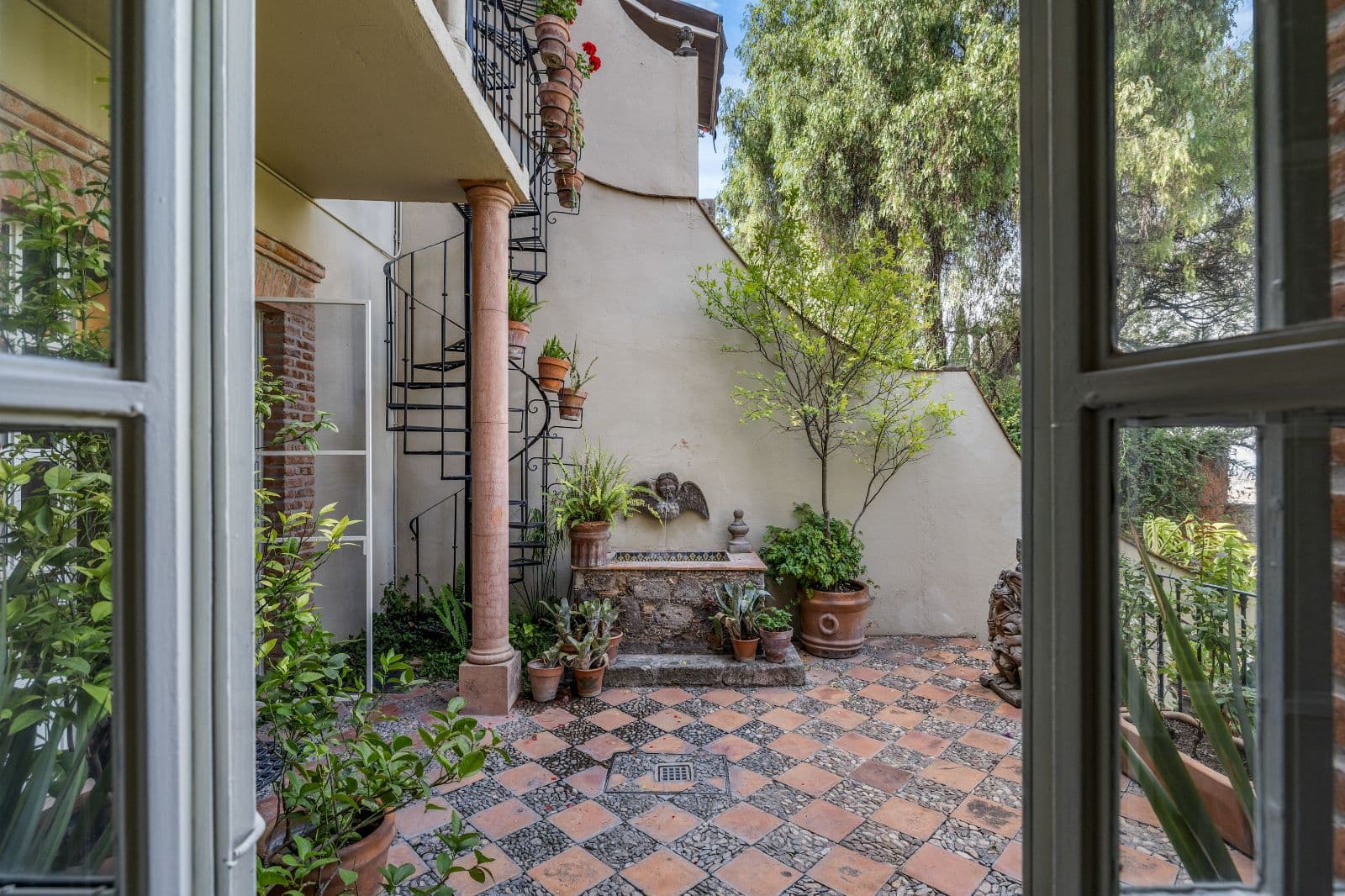 Casa de La Soñadora — Centro, San Miguel de Allende — photo 12 — charming colonial courtyard, lush verdant ambiance
