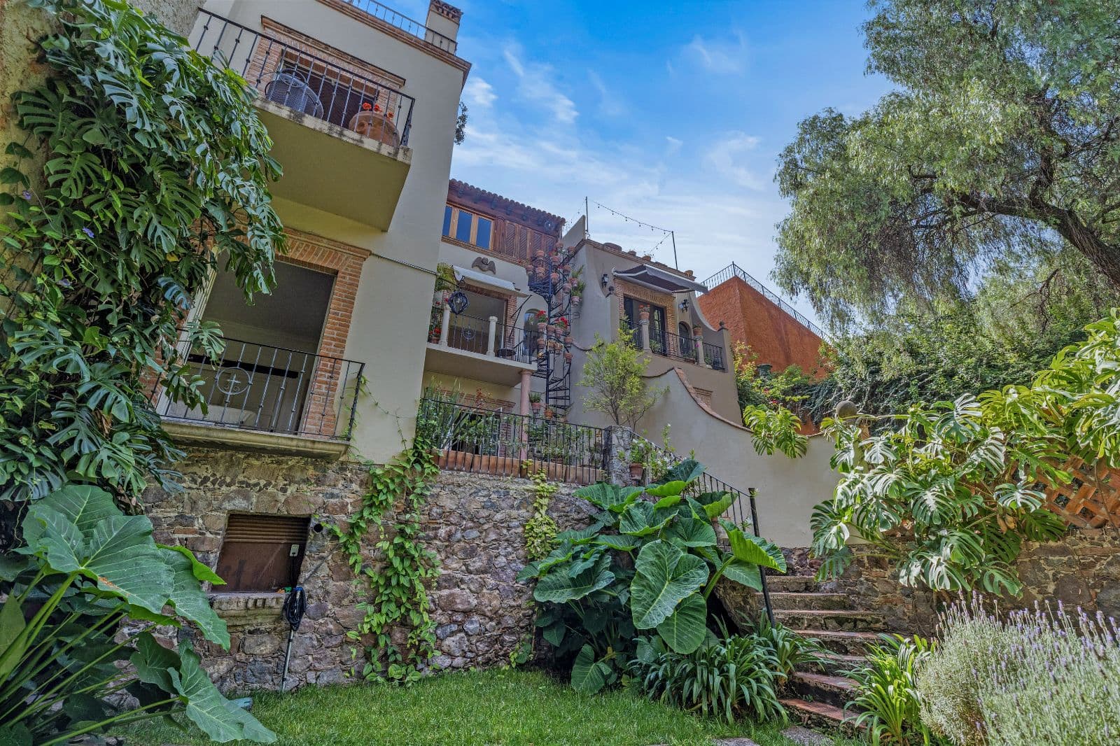 Casa de La Soñadora — Centro, San Miguel de Allende — photo 14 — lush botanical courtyard, colonial charm