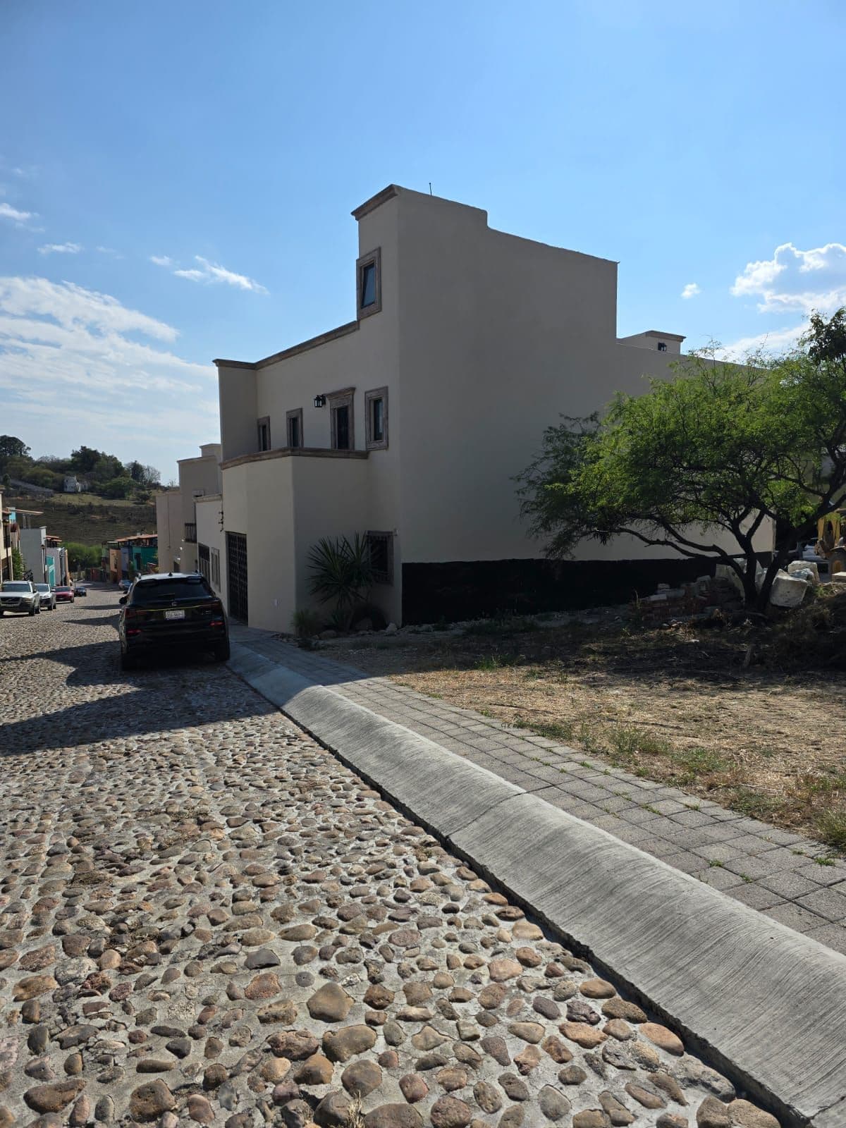 Privada del Valle Lote — Las Brisas, San Miguel de Allende — photo 2 — contemporary residence, exceptional architectural character