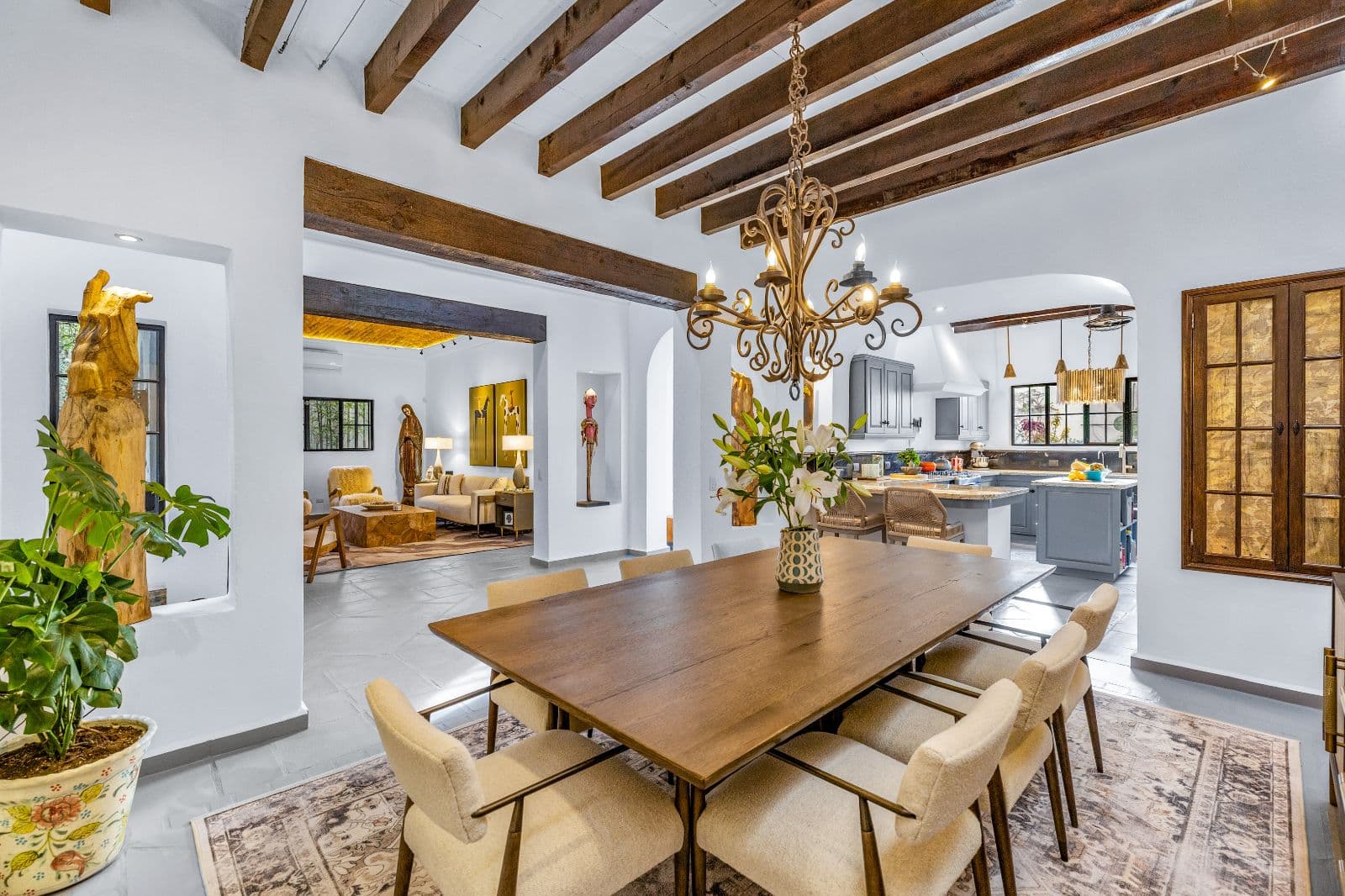 Casa CurVale — Villa de los Frailes, San Miguel de Allende — photo 7 — soaring beamed ceilings, luminous open living