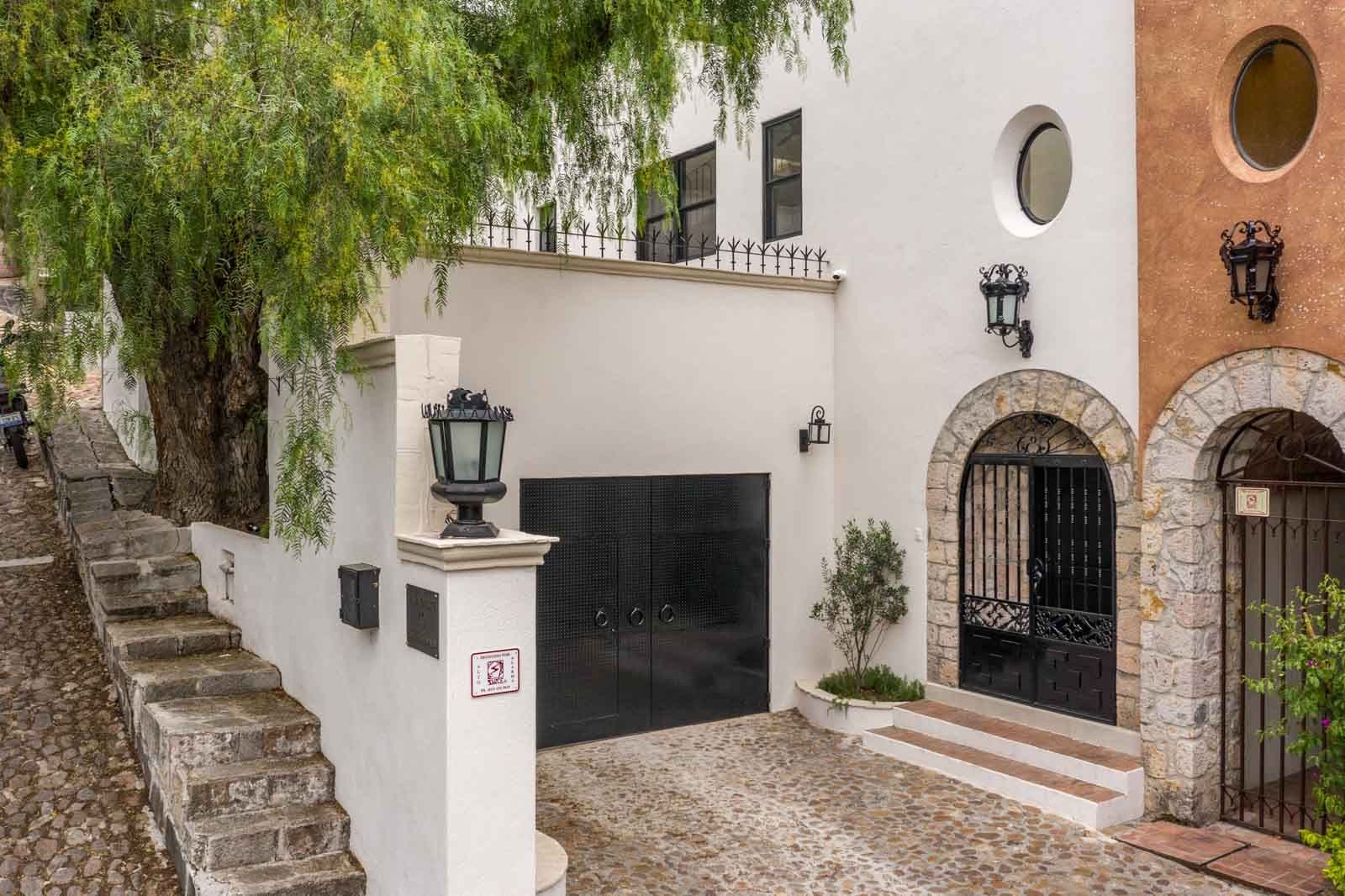 Casa de Luz — Ojo de Agua, San Miguel de Allende — photo 25 — charming cobblestone courtyard, historic architecture