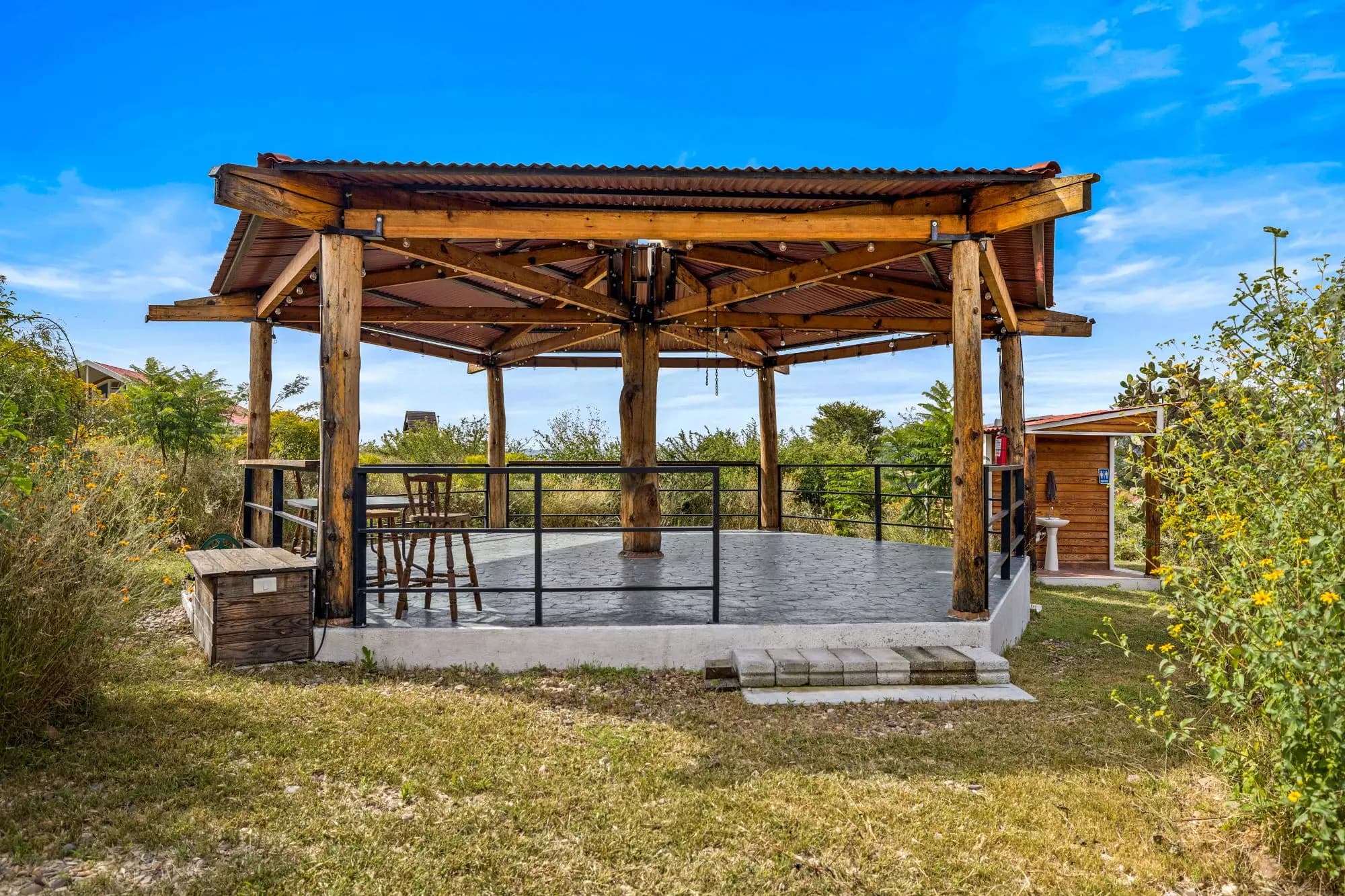 Hapori Eco Aldea Lot 3 — Capadero (San Isidro Capadero), San Miguel de Allende — photo 15 — rustic pergola with panoramic countryside views