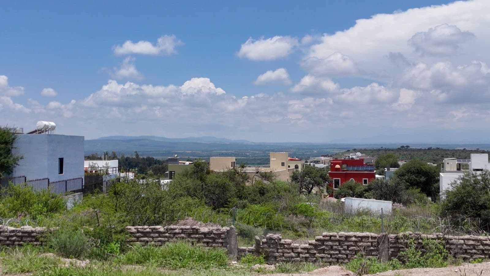 Lote Granja Luna L-4 M-D — Residencial Malanquin la Mesa, San Miguel de Allende — photo 7 — panoramic valley vistas, vibrant colonial architecture