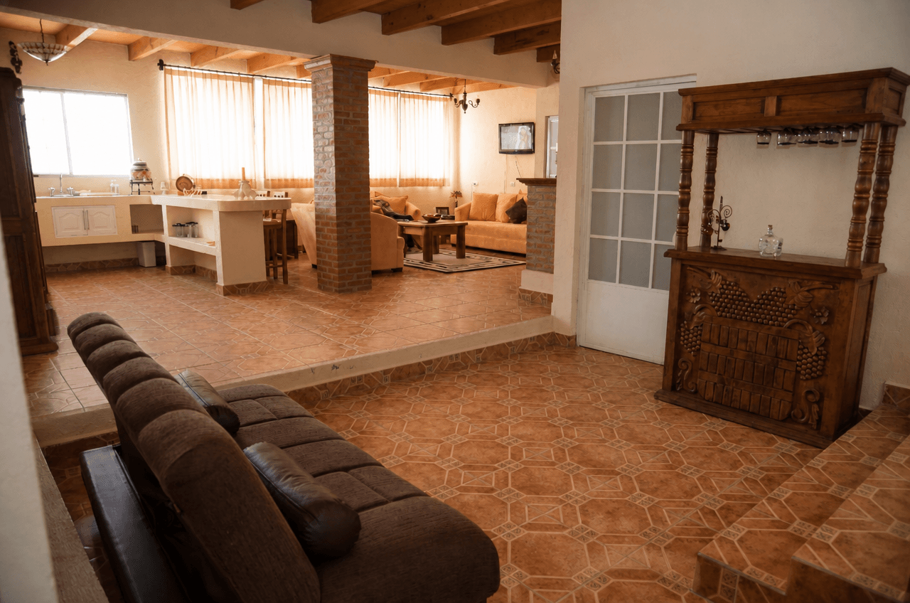 CASA AGAVE — Villa de los Frailes, San Miguel de Allende — photo 14 — expansive sun-flooded entertaining space