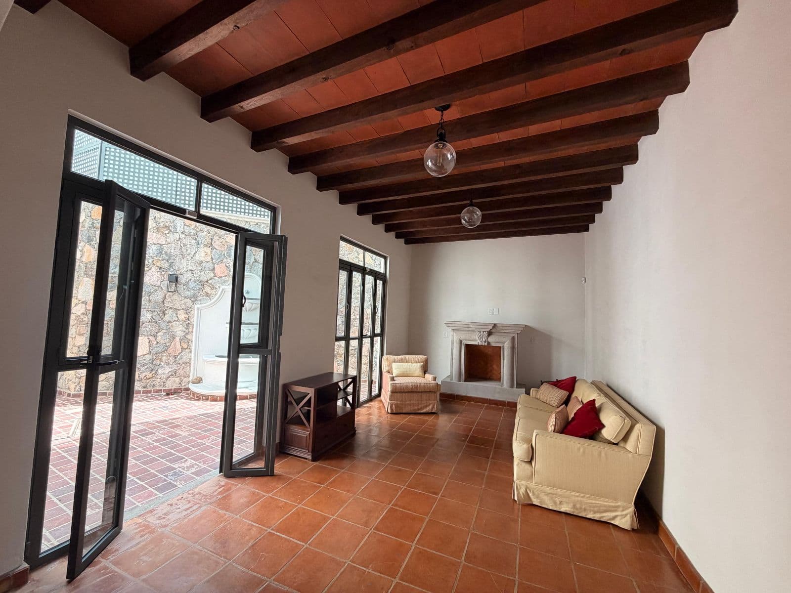 CASA VEINTIOCHO DE ABRIL