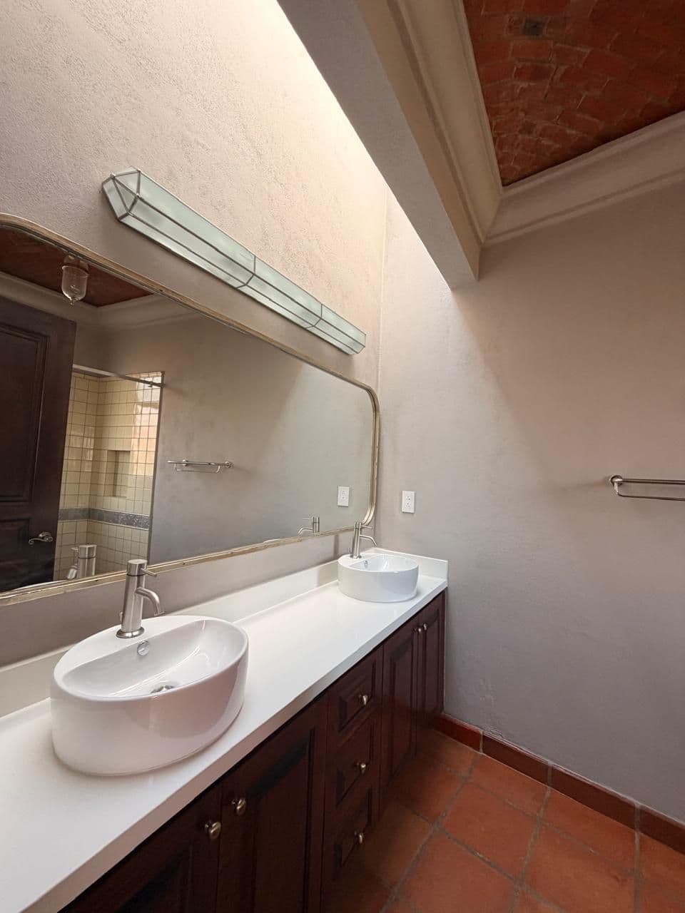 CASA VEINTIOCHO DE ABRIL — San Antonio, San Miguel de Allende — photo 4 — sophisticated dual-sink master bathroom