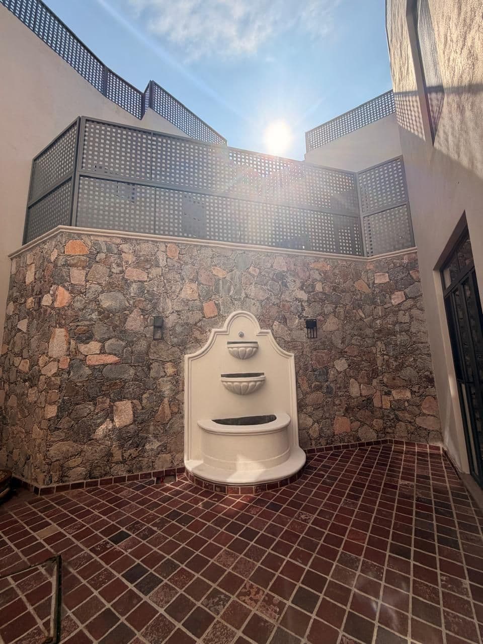 CASA VEINTIOCHO DE ABRIL — San Antonio, San Miguel de Allende — photo 2 — charming courtyard with authentic stone walls