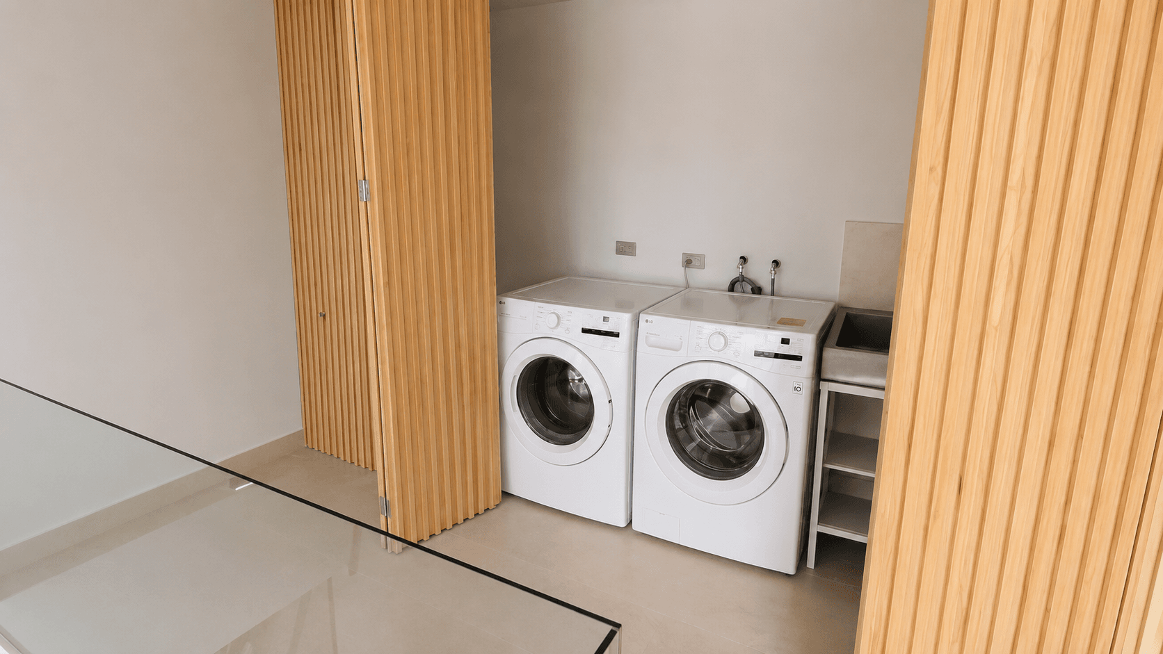 Casa Ventanas — Club de Golf Ventanas, San Miguel de Allende — photo 5 — modern laundry suite with natural light