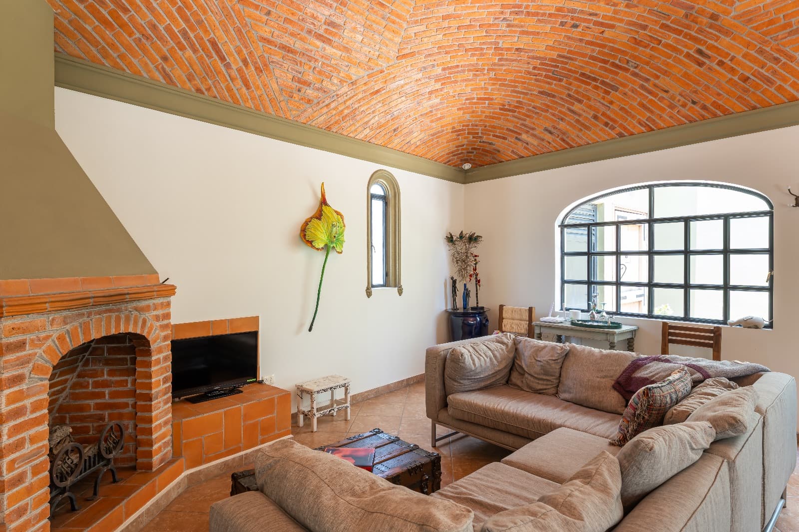 Casa Morada — San Antonio, San Miguel de Allende — photo 13 — soaring brick vault, warmth radiates throughout