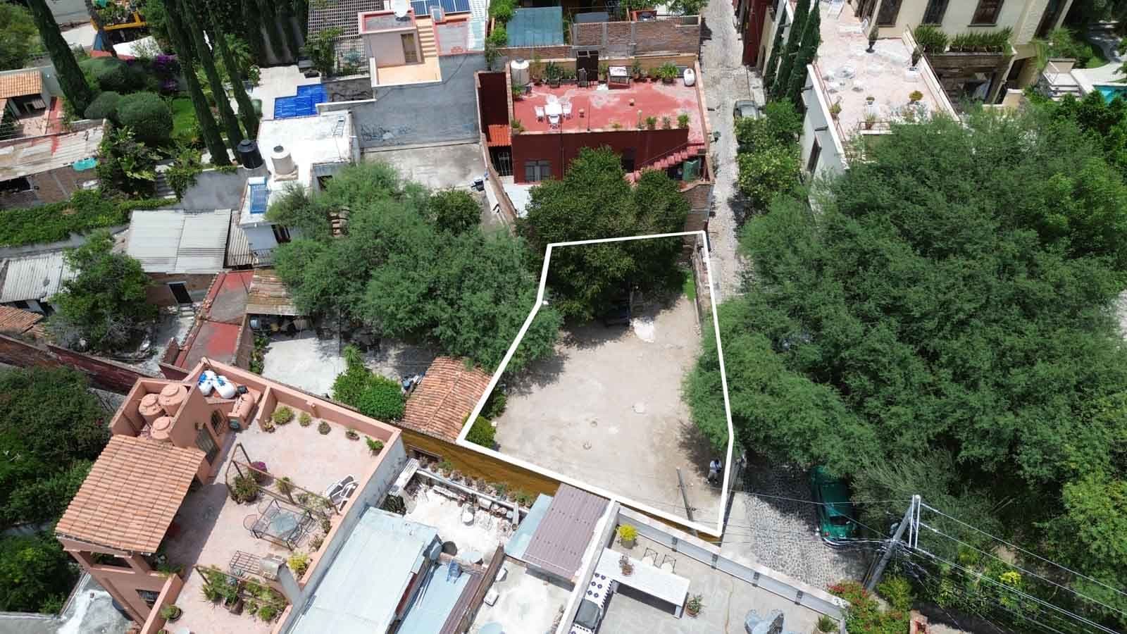 La Esquina Mágica — Centro, San Miguel de Allende — photo 4 — lush potential with mature gardens awaits