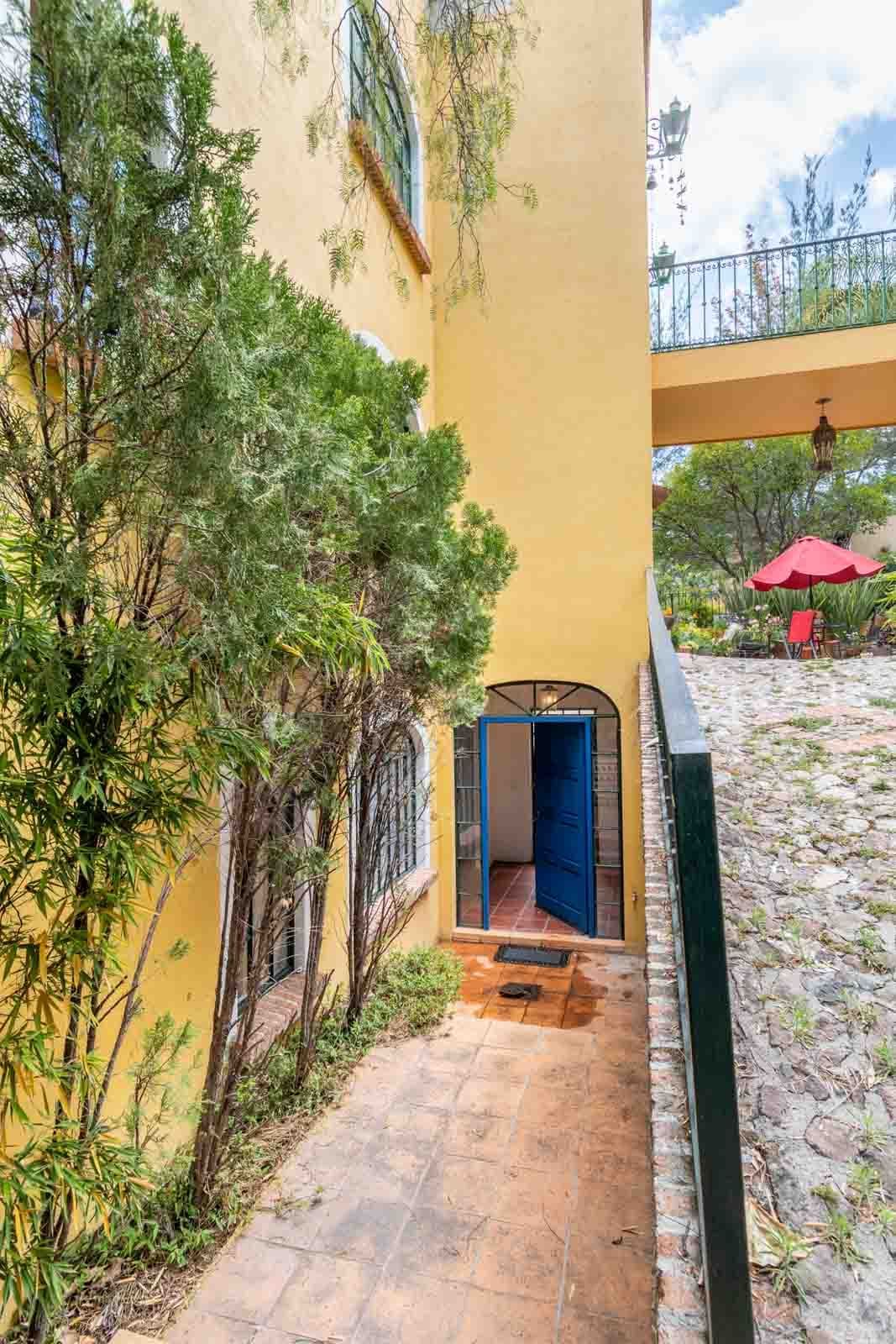 Santo Domingo Condo 9C — Centro, San Miguel de Allende — photo 16 — charming courtyard entry, verdant seclusion