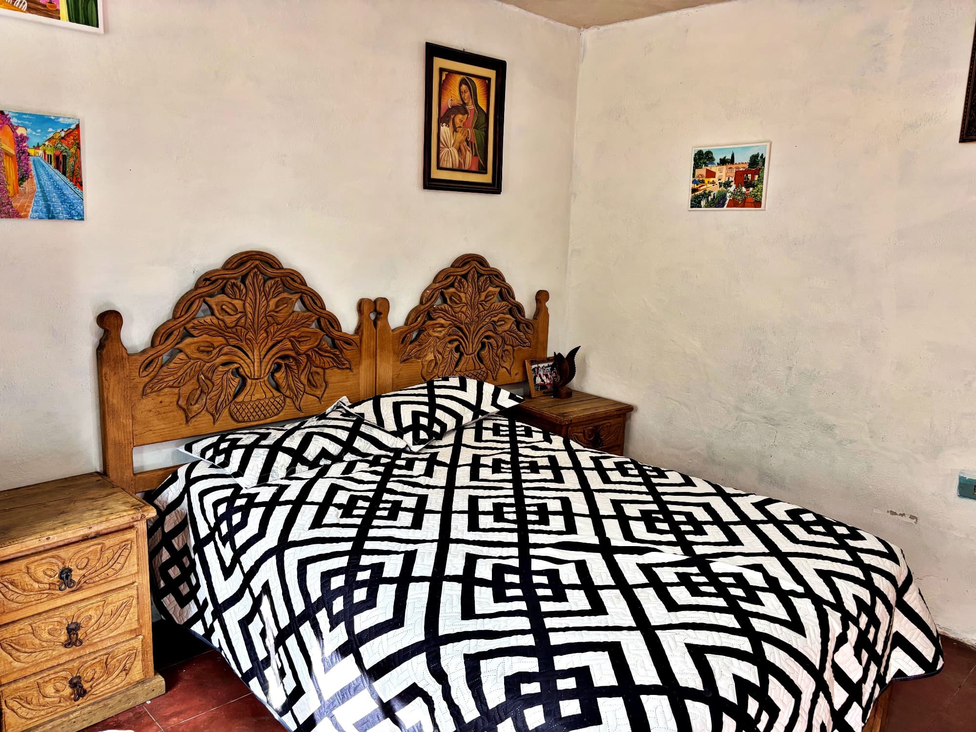 Casa en Venta en Colonia San Antonio — San Antonio, San Miguel de Allende — photo 19 — artisanal bedroom with authentic carved details