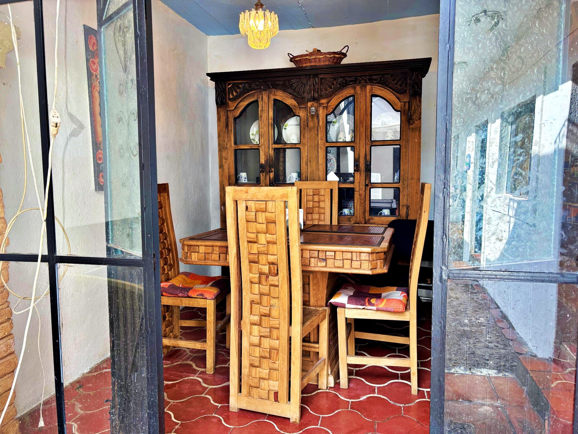 Casa en Venta en Colonia San Antonio — San Antonio, San Miguel de Allende — photo 9 — charming artisan dining room, handcrafted wood details