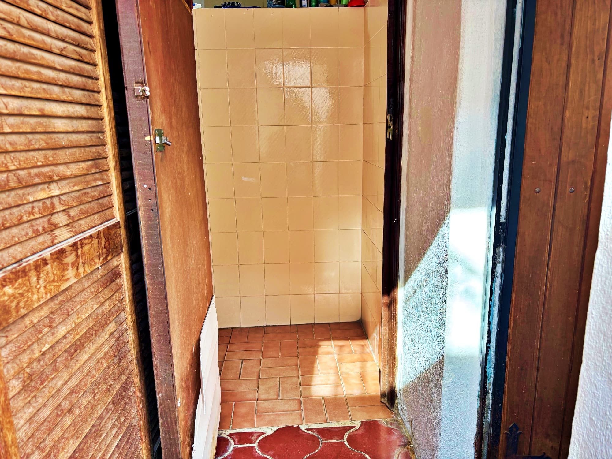 Casa en Venta en Colonia San Antonio — San Antonio, San Miguel de Allende — photo 14 — charming tiled shower with rustic character