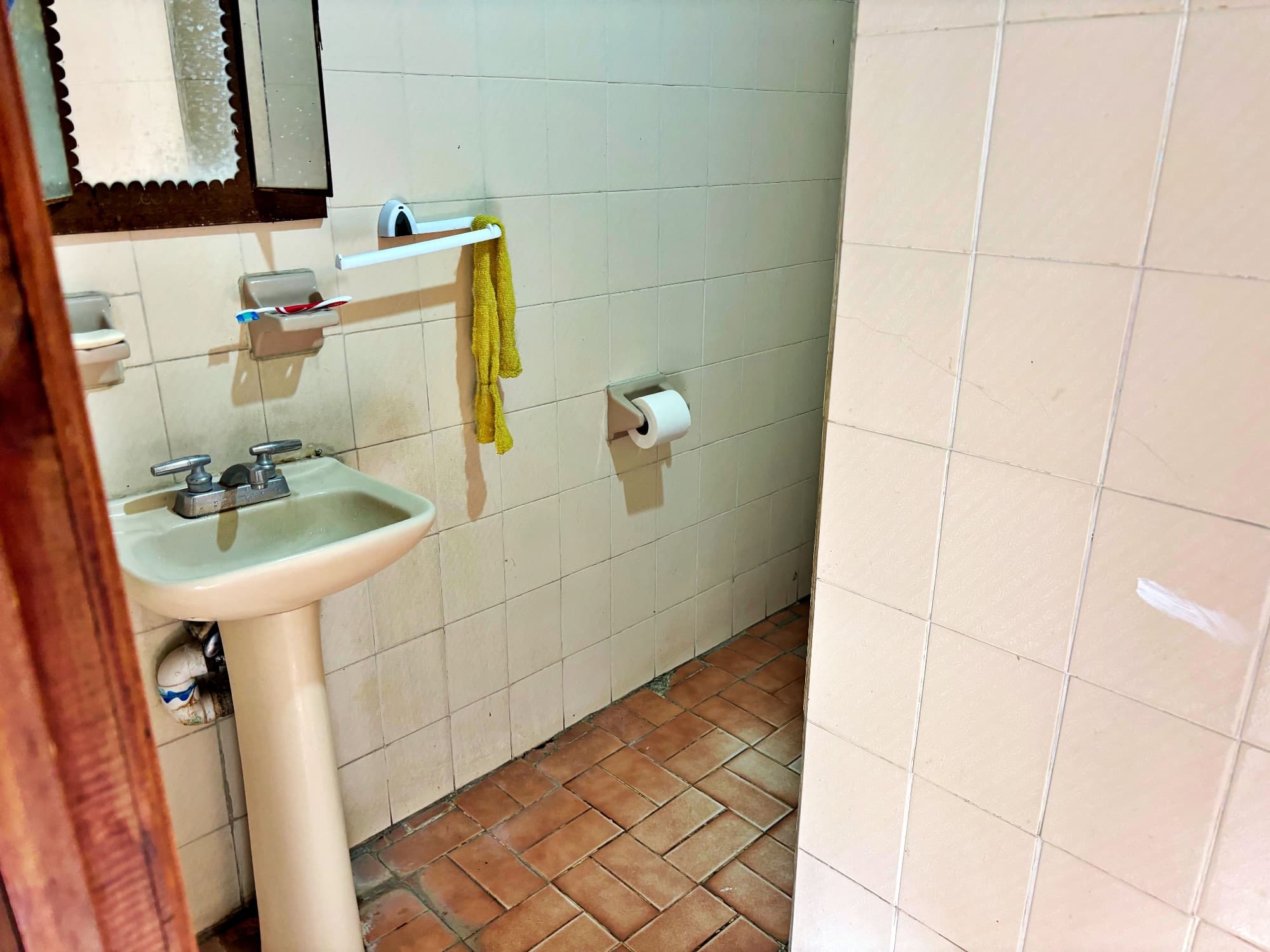 Casa en Venta en Colonia San Antonio — San Antonio, San Miguel de Allende — photo 15 — charming vintage bath, authentic character