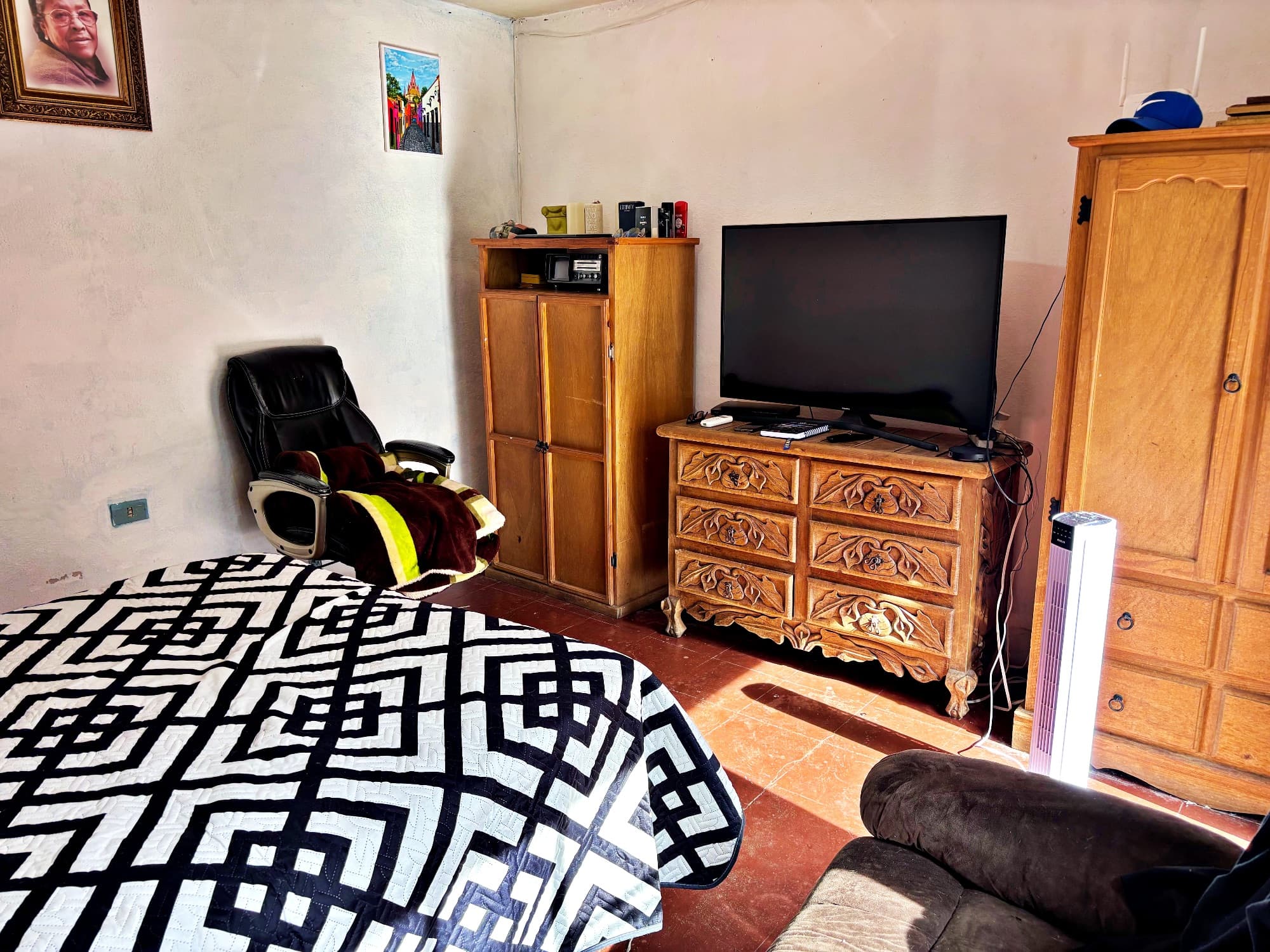 Casa en Venta en Colonia San Antonio — San Antonio, San Miguel de Allende — photo 18 — charming colonial bedroom with natural light