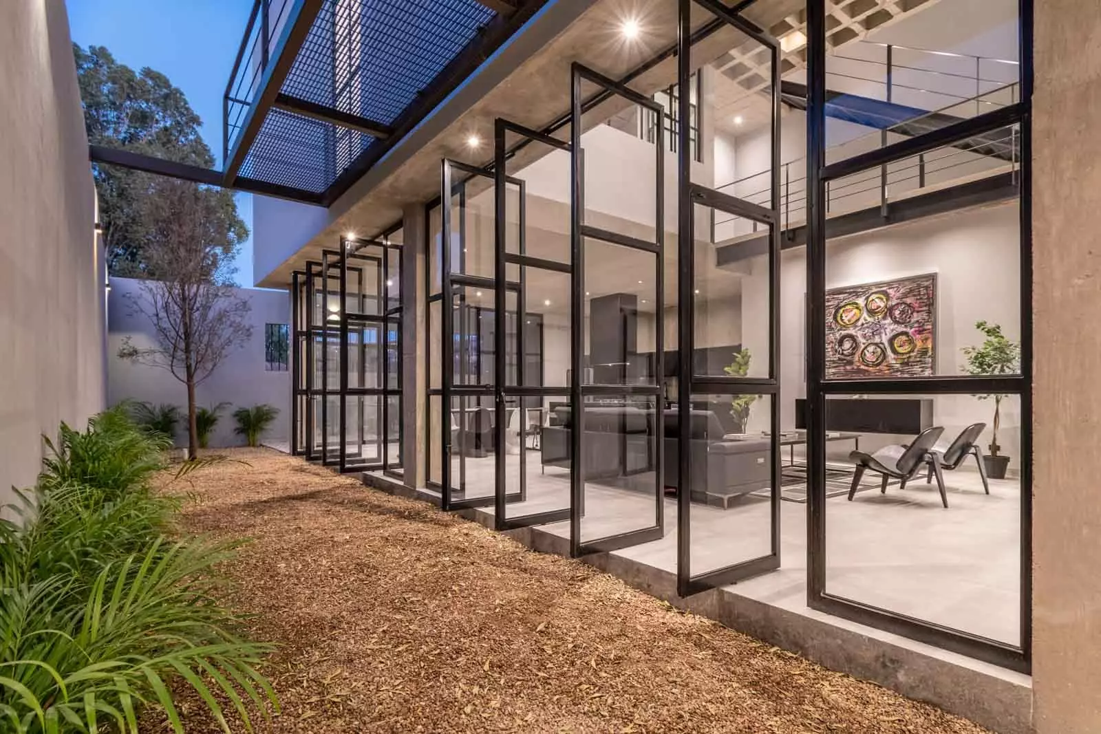 Brut House — San Antonio, San Miguel de Allende — photo 11 — contemporary courtyard with architectural glass walls