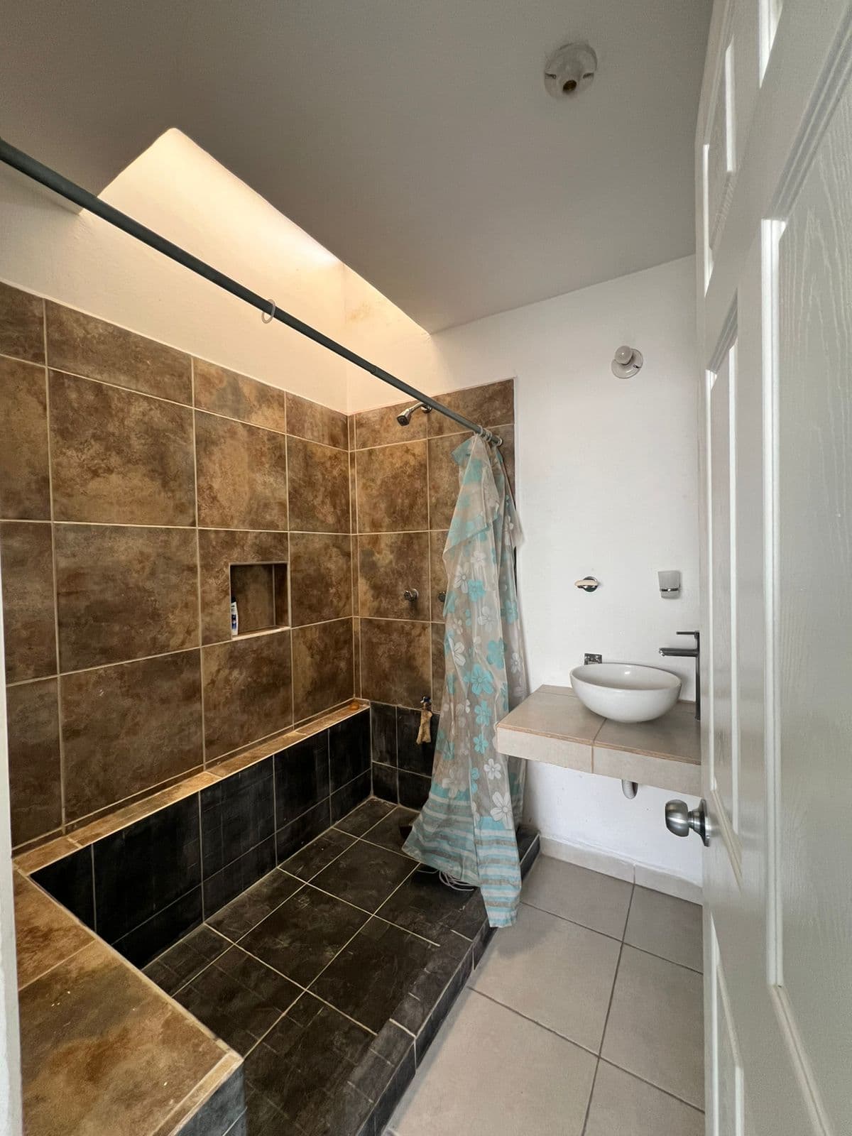 Las Brisas Tepexpan — Las Brisas, San Miguel de Allende — photo 11 — spa-like ensuite with skylight illumination
