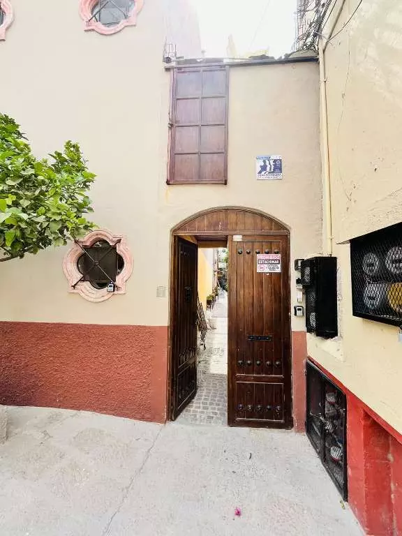FIXER IN SAN ANTONIO — San Antonio, San Miguel de Allende — photo 6 — charming colonial entrance, authentic character