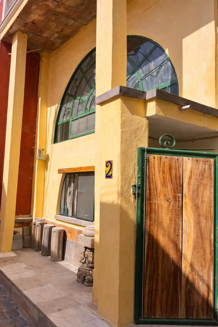 FIXER IN SAN ANTONIO — San Antonio, San Miguel de Allende — photo 10 — charming colonial courtyard with authentic character