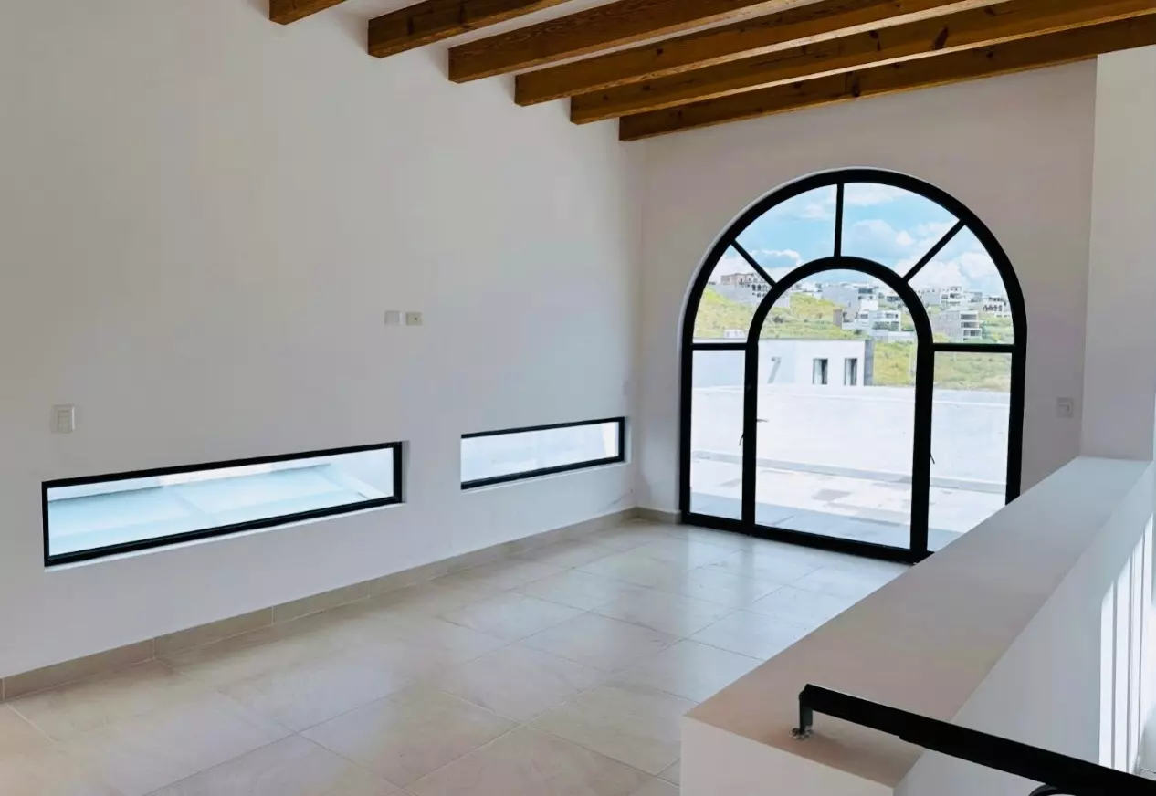 CASA LEO — Residencial Malanquin la Mesa, San Miguel de Allende — photo 8 — luminous space with soaring architectural views