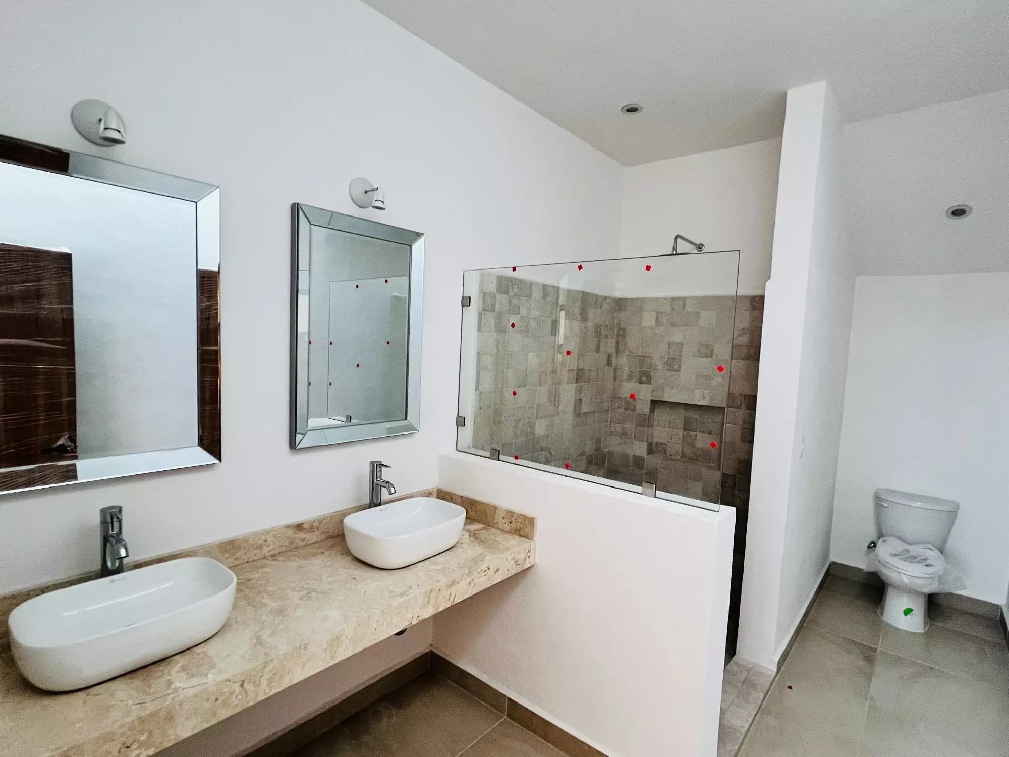CASA LEO — Residencial Malanquin la Mesa, San Miguel de Allende — photo 12 — spa-inspired ensuite with dual vanities