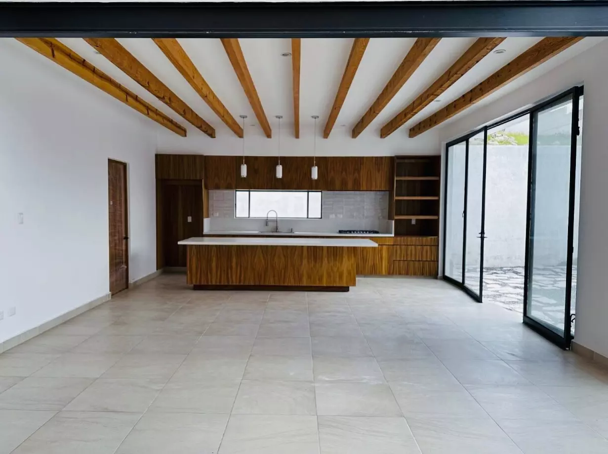 CASA LEO — Residencial Malanquin la Mesa, San Miguel de Allende — photo 6 — contemporary open-concept living, soaring timber beams