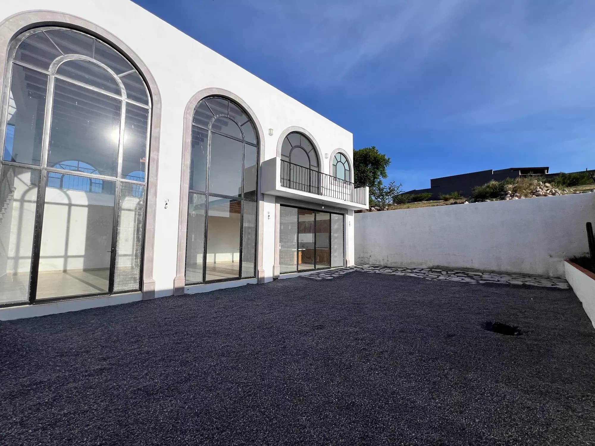 CASA LEO — Residencial Malanquin la Mesa, San Miguel de Allende — photo 13 — contemporary courtyard with abundant natural light