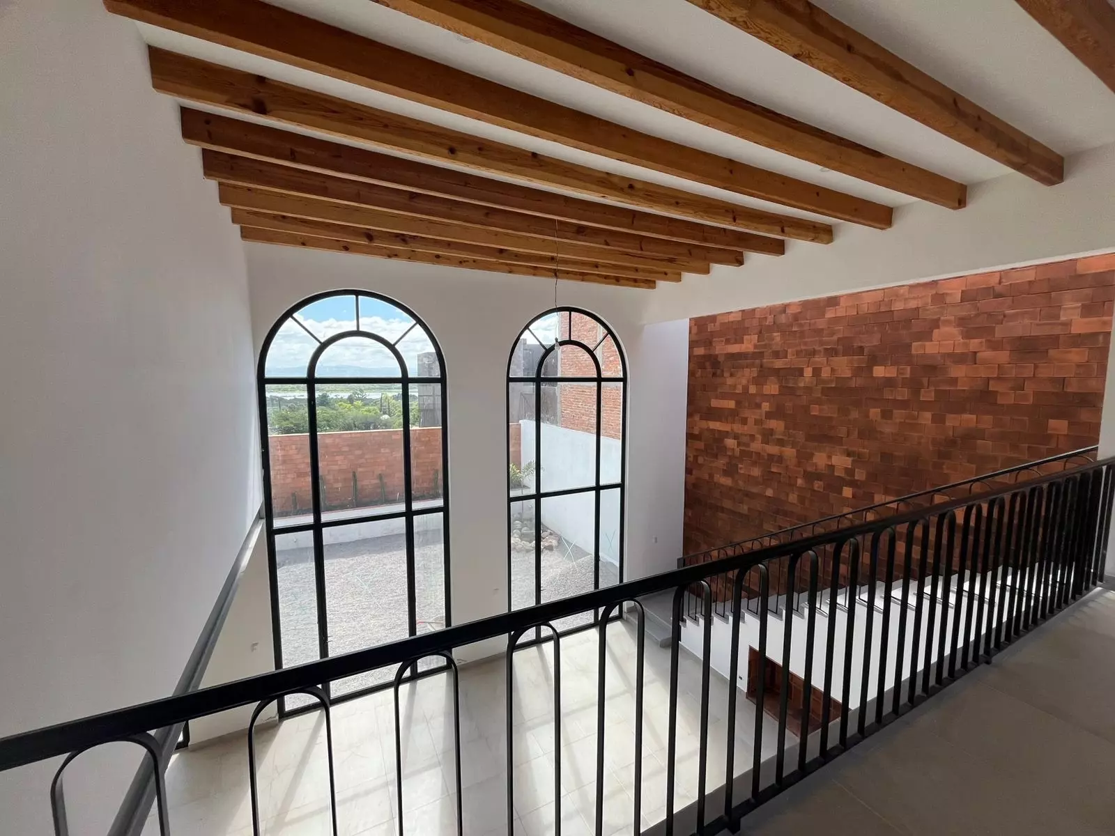 CASA LEO — Residencial Malanquin la Mesa, San Miguel de Allende — photo 3 — luminous mezzanine with architectural character