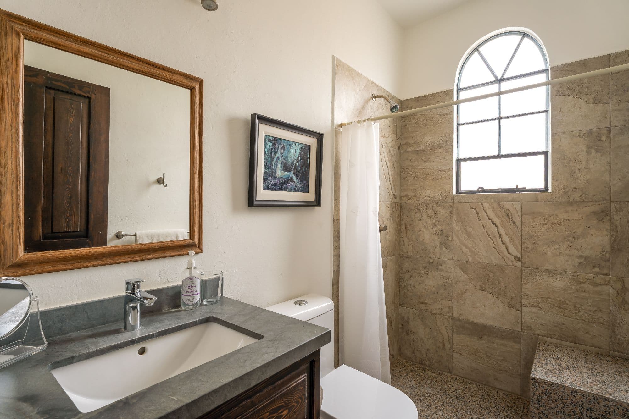 Casa Sombremesa — Las Brisas, San Miguel de Allende — photo 18 — spa-inspired ensuite with natural light