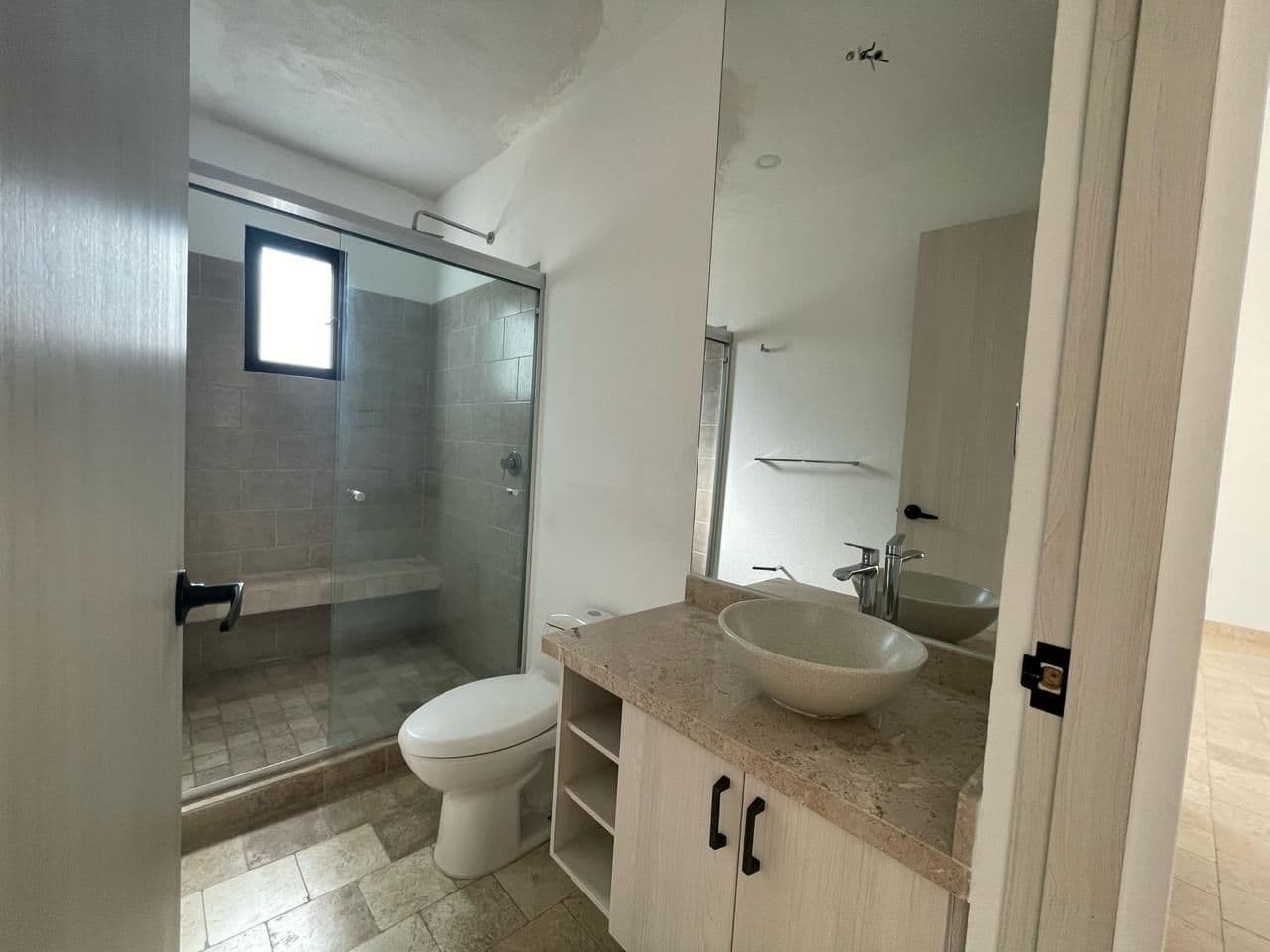 Casa Daniel Residencial La Luminaria — Atascadero (Arcos de San Miguel), San Miguel de Allende — photo 6 — spa-inspired ensuite with natural light