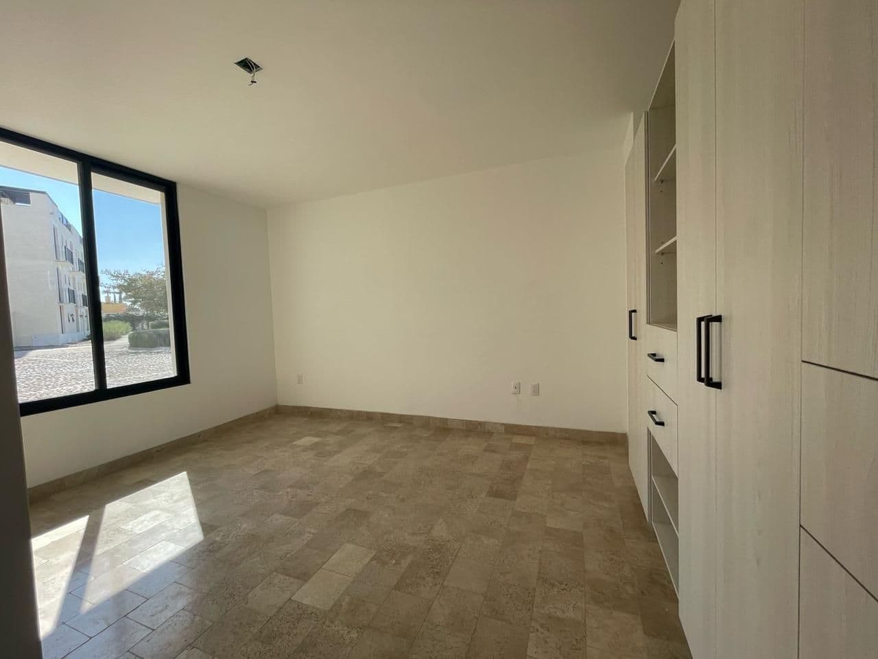 Casa Daniel Residencial La Luminaria — Atascadero (Arcos de San Miguel), San Miguel de Allende — photo 7 — luminous bedroom with built-in cabinetry