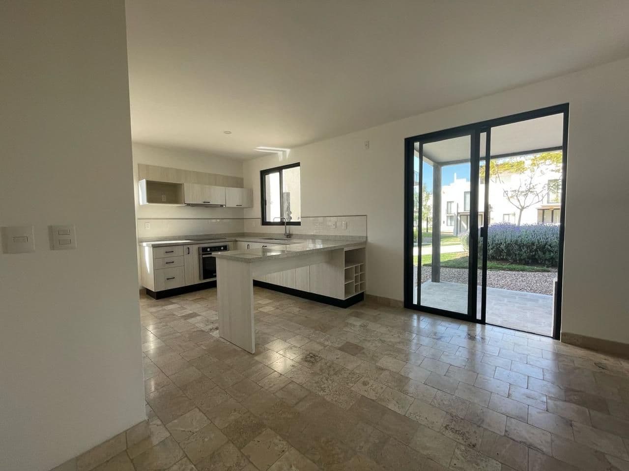 Casa Daniel Residencial La Luminaria — Atascadero (Arcos de San Miguel), San Miguel de Allende — photo 10 — bright contemporary kitchen with garden views