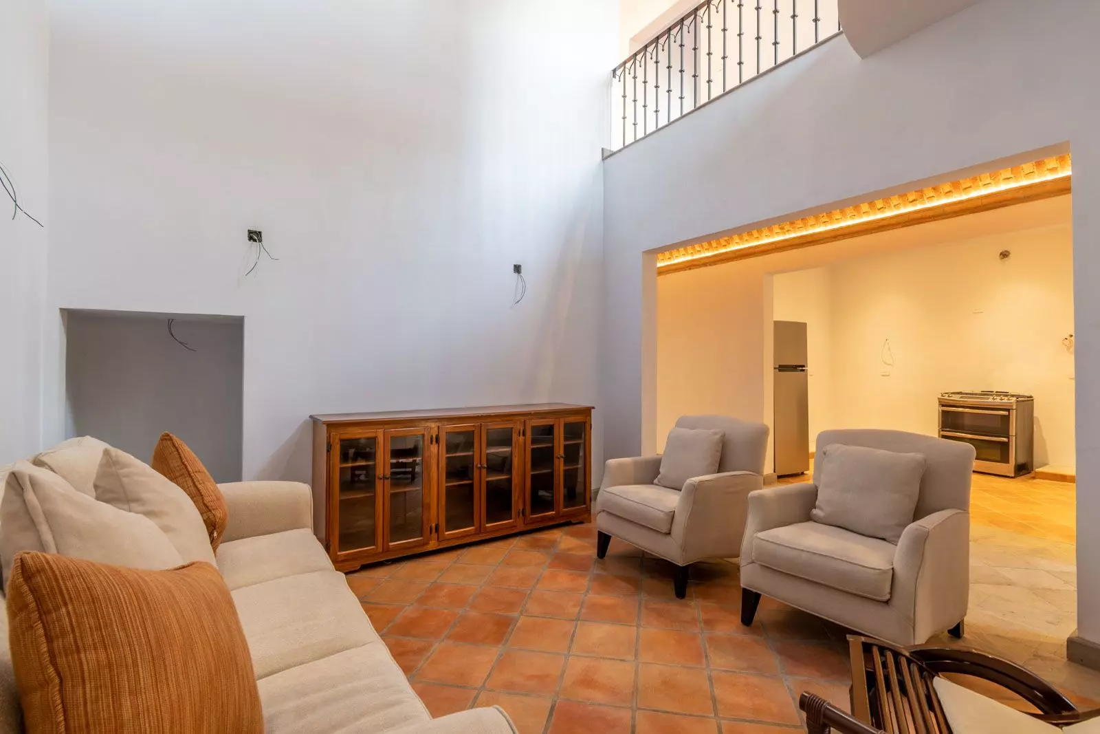 Villa Tamayo — Guadiana, San Miguel de Allende — photo 2 — bright loft with warm character details