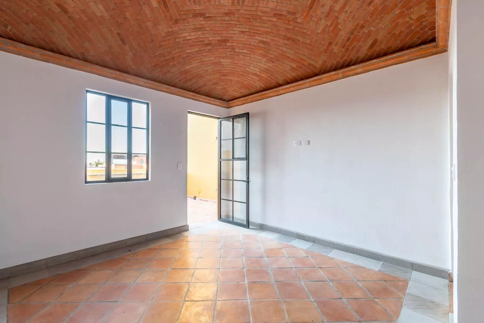 Villa Tamayo — Guadiana, San Miguel de Allende — photo 5 — luminous space, rustic brick ceiling