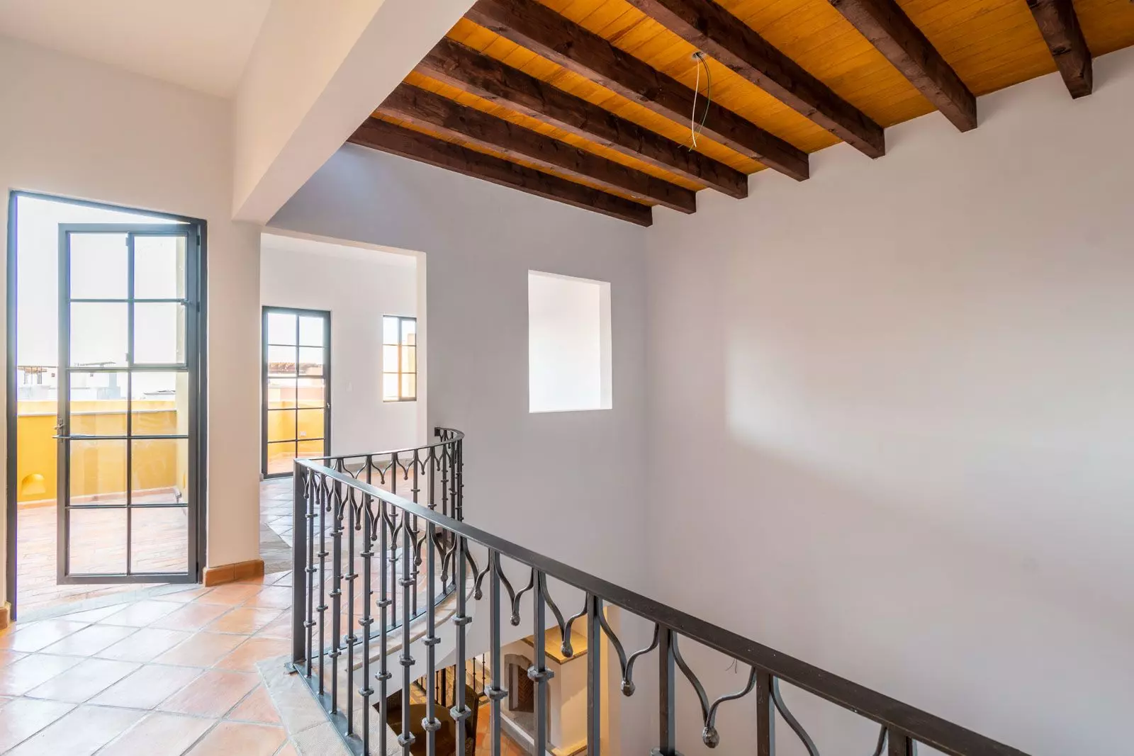Villa Tamayo — Guadiana, San Miguel de Allende — photo 22 — luminous loft with exposed wooden beams